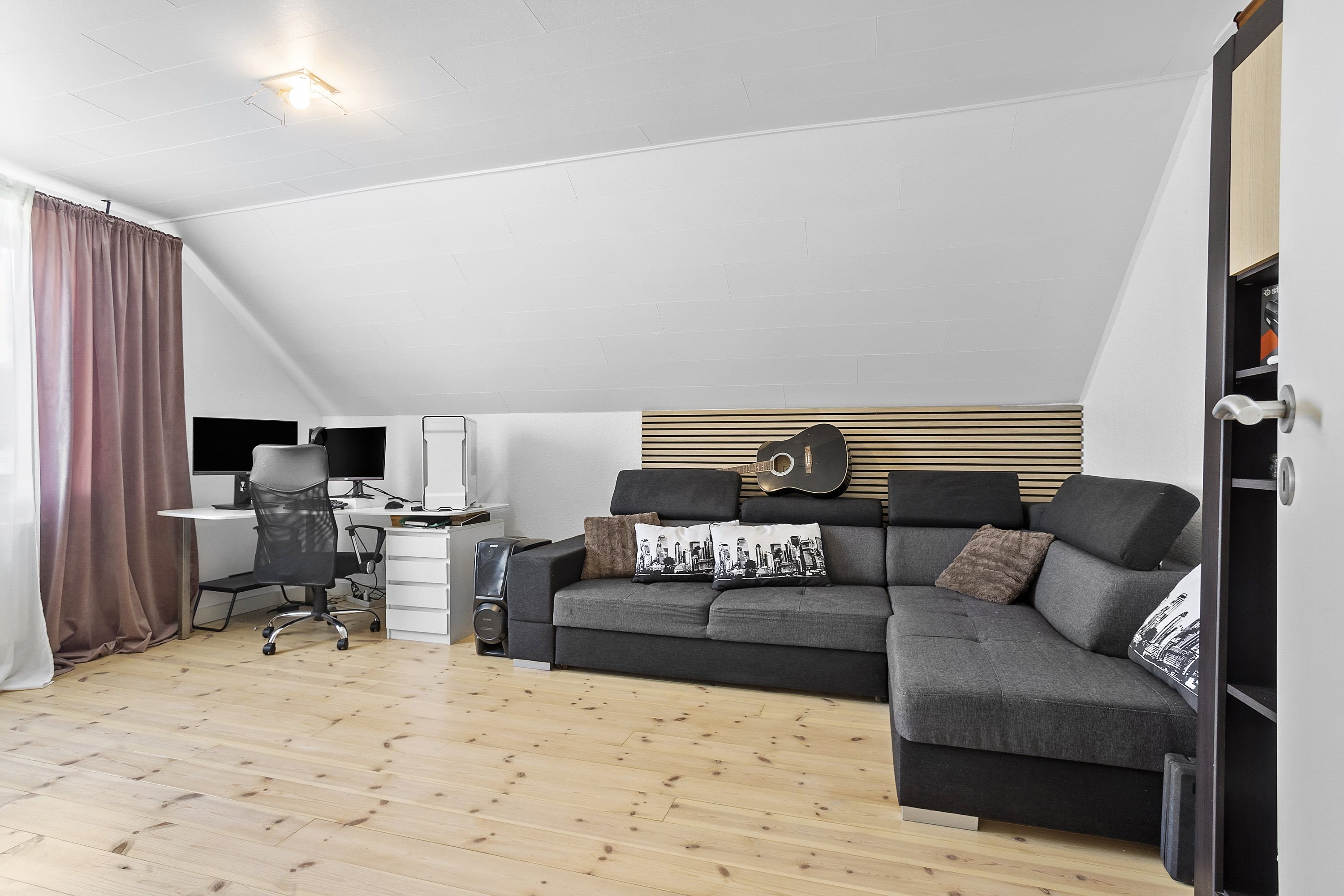 Fremhævet stue billede i fuldskærmstilstand. Billede af Lyngvej 8, 6600 Vejen