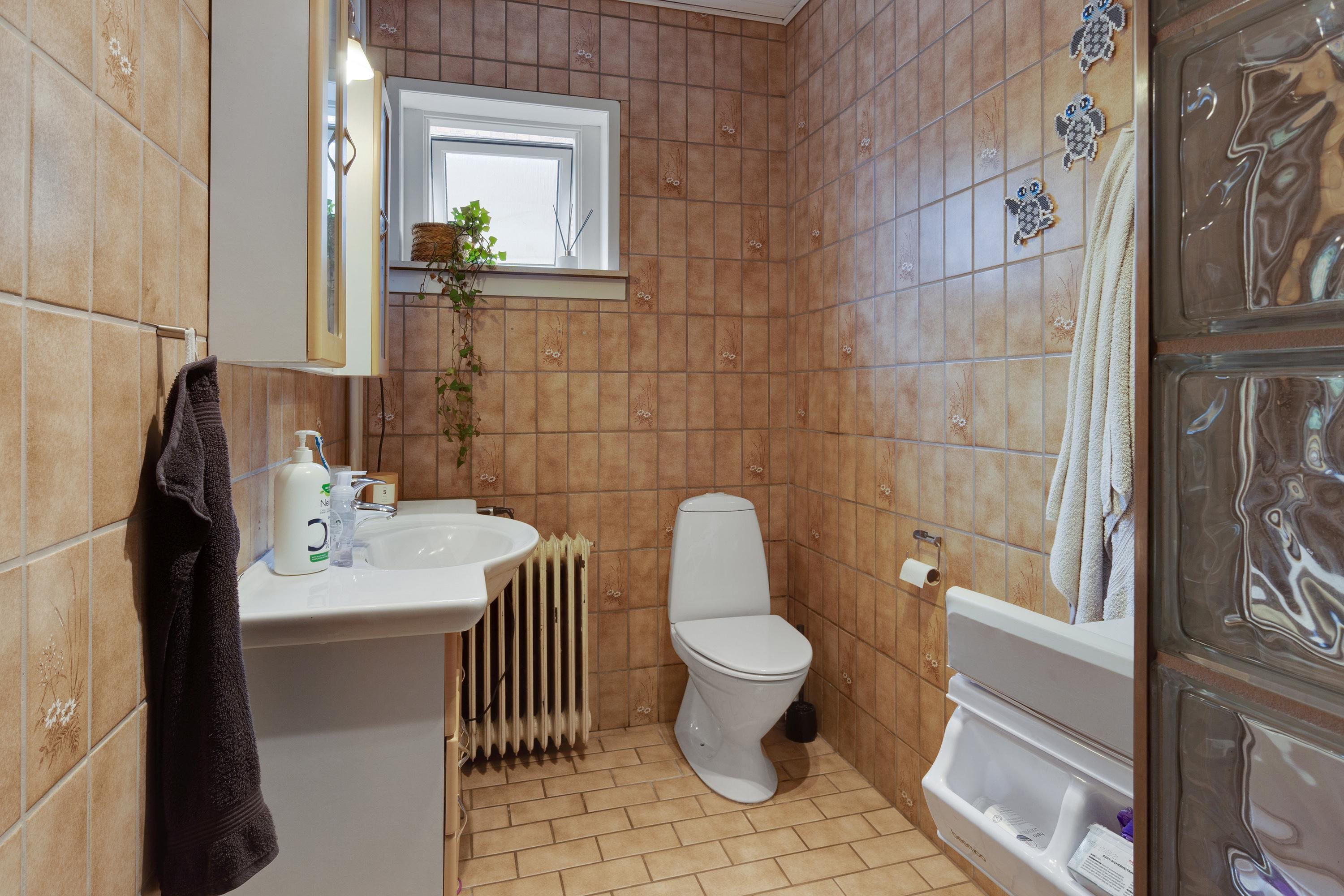 Fremhævet badeværelse billede i fuldskærmstilstand. Billede af Odensevej 146, Aunslev, 5800 Nyborg