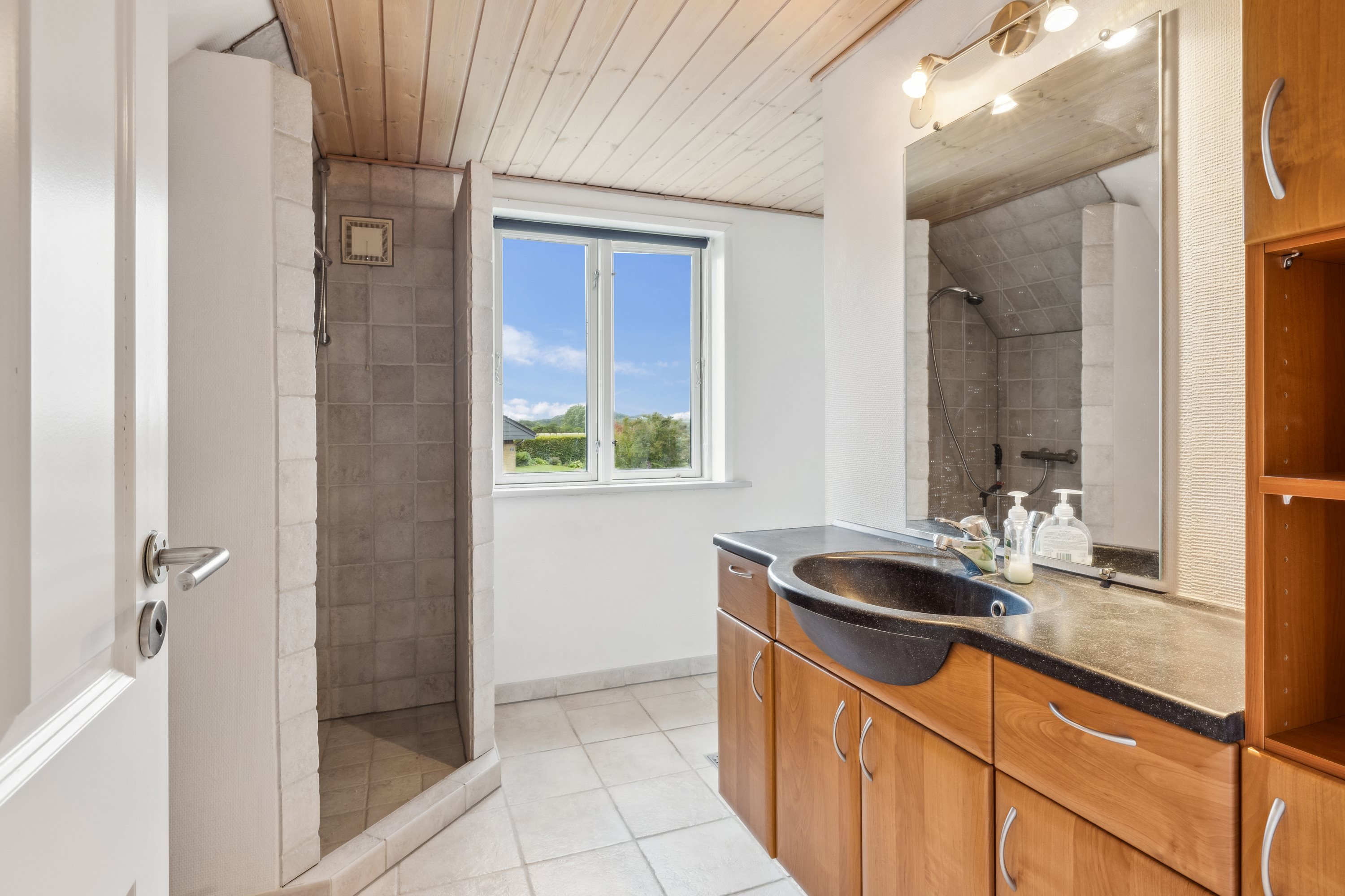 Fremhævet badeværelse billede i fuldskærmstilstand. Billede af Hovedgaden 75, 8831 Løgstrup