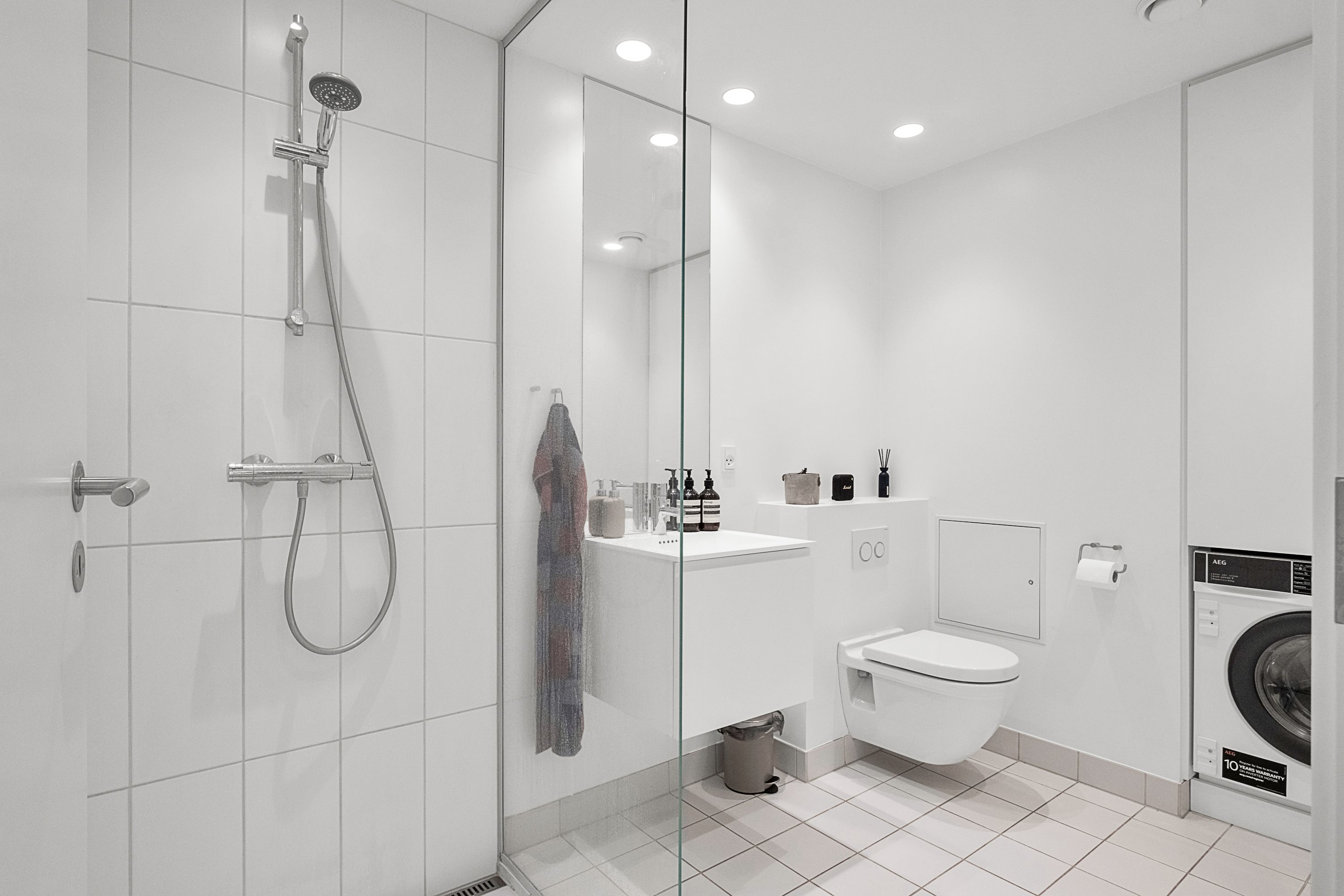 Fremhævet badeværelse billede i fuldskærmstilstand. Billede af Hallssti 7, 1. th., 8000 Aarhus C