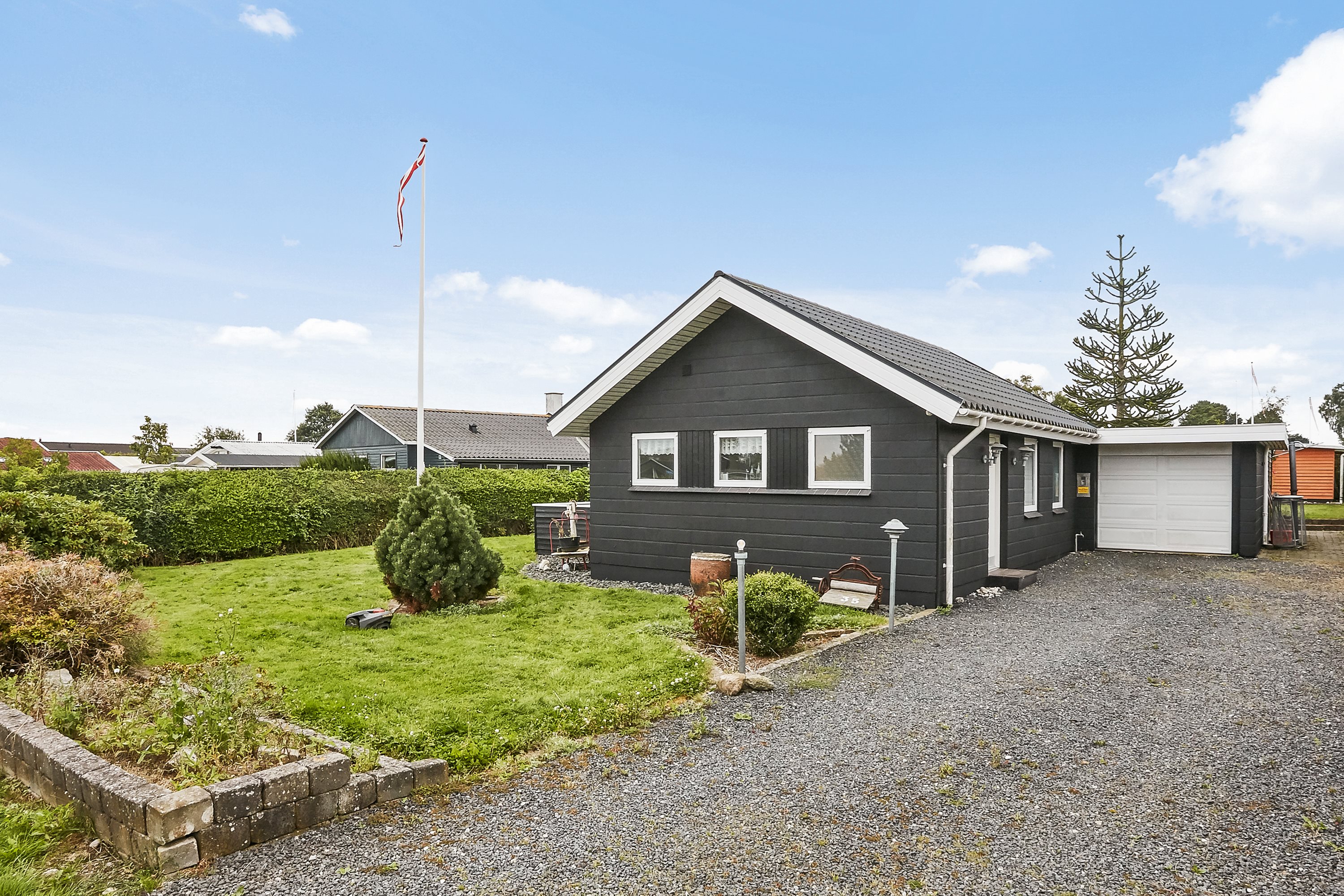 Fremhævet  billede i fuldskærmstilstand. Billede af Solvænget 35, 7130 Juelsminde