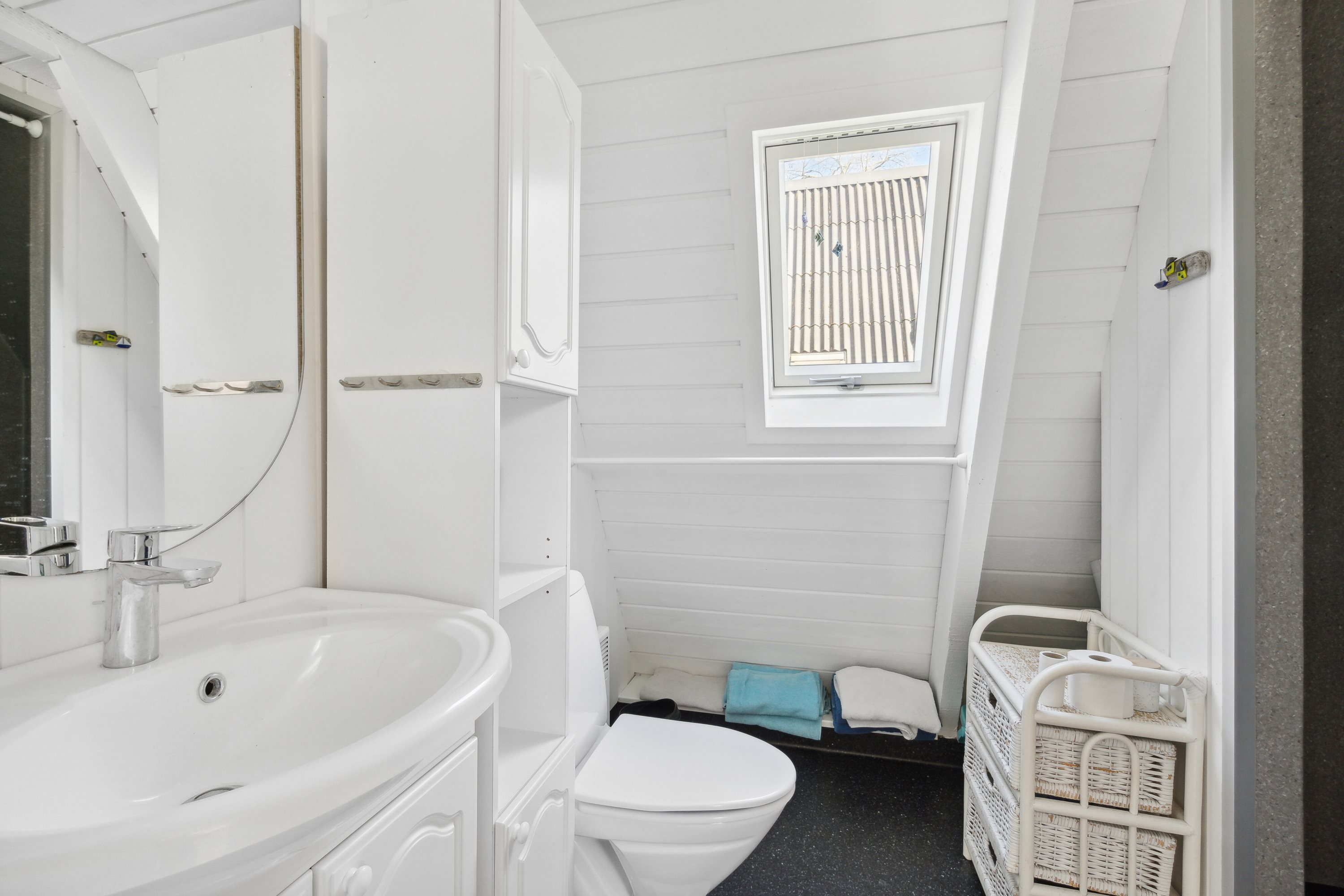 Fremhævet badeværelse billede i fuldskærmstilstand. Billede af Golfsvinget 145, Gatten, 9640 Farsø