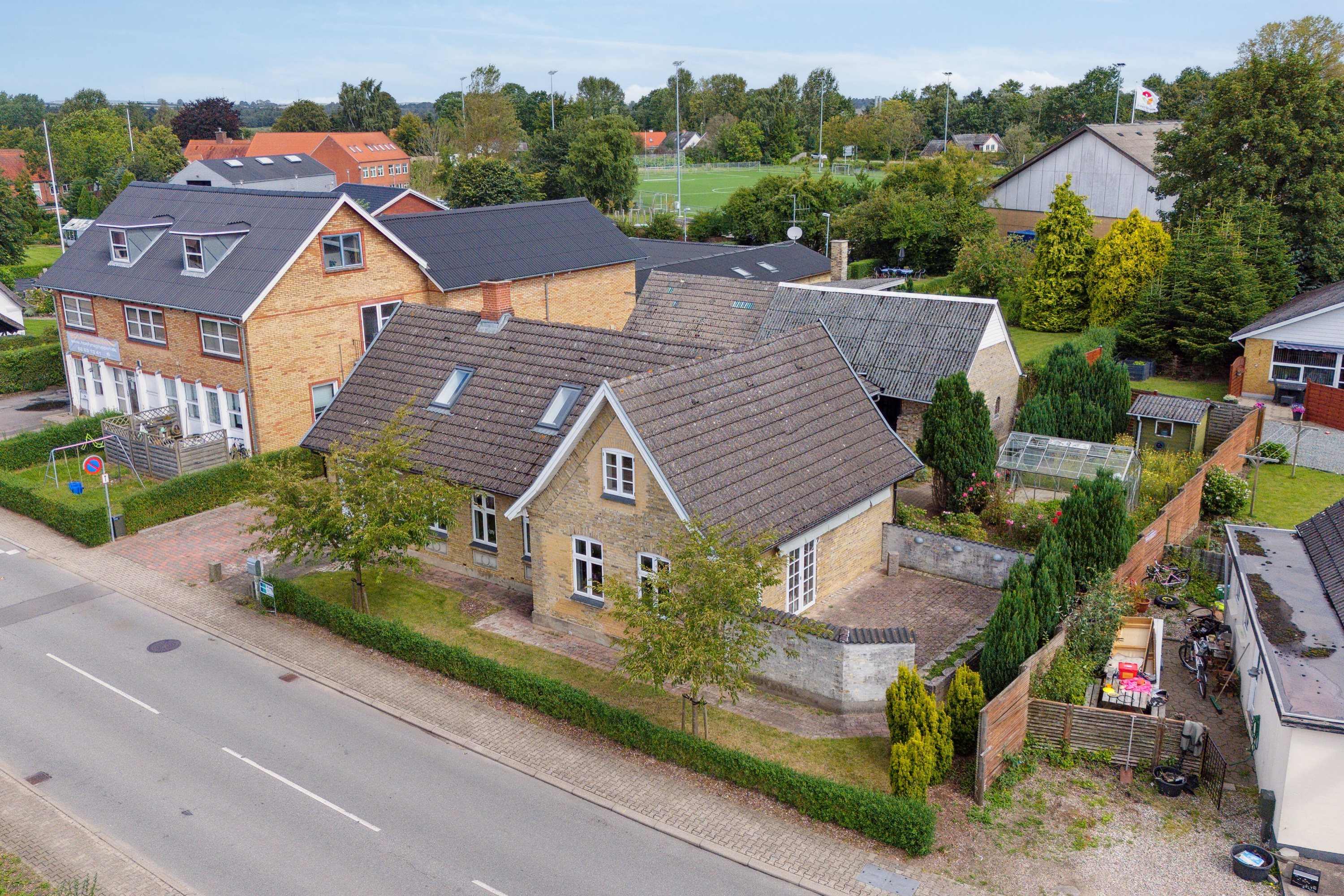 Miniaturebillede 1: set fra vejen. Billede af Østerågade 23, Nr Broby, 5672 Broby