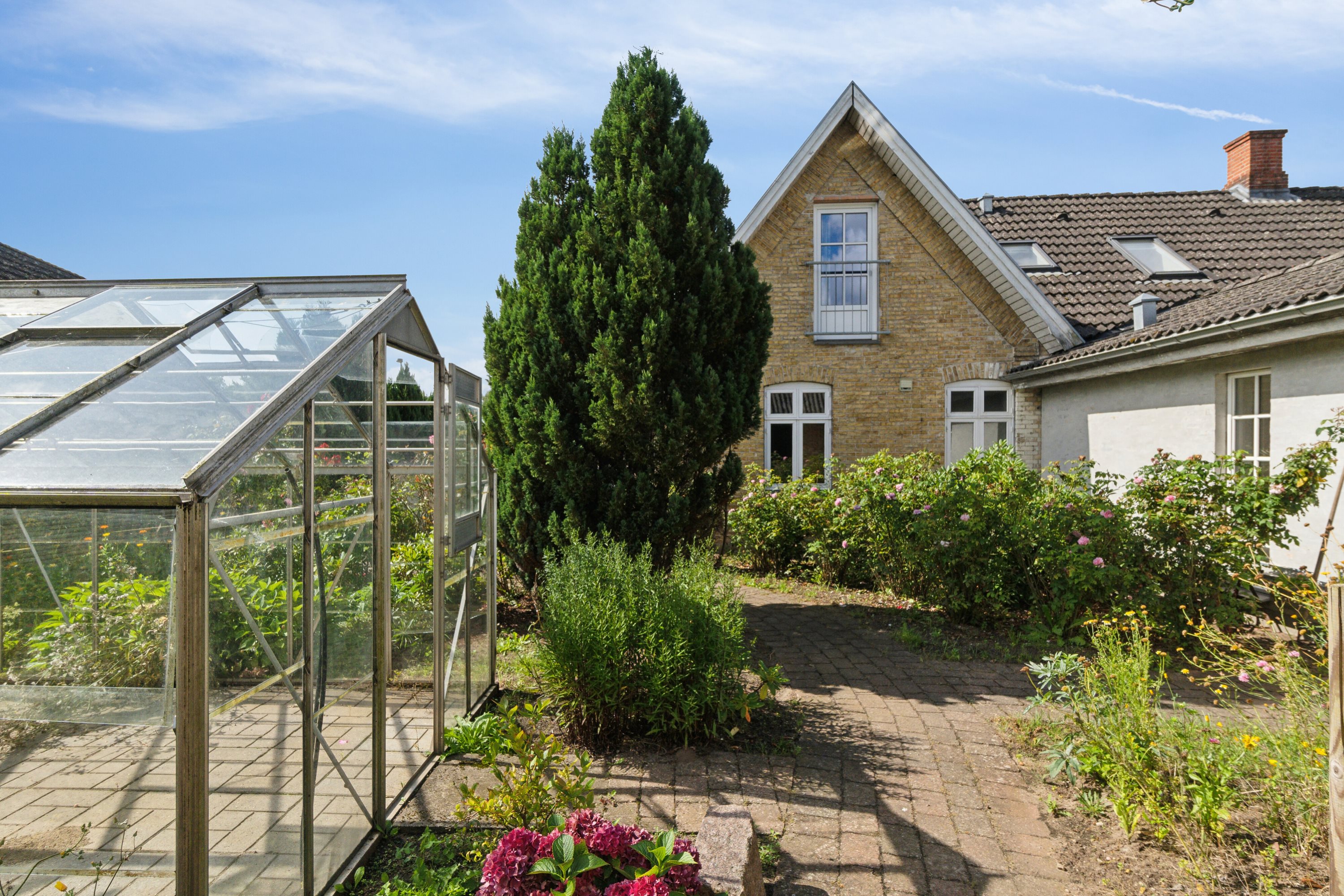 Fremhævet set fra haven billede i fuldskærmstilstand. Billede af Østerågade 23, Nr Broby, 5672 Broby