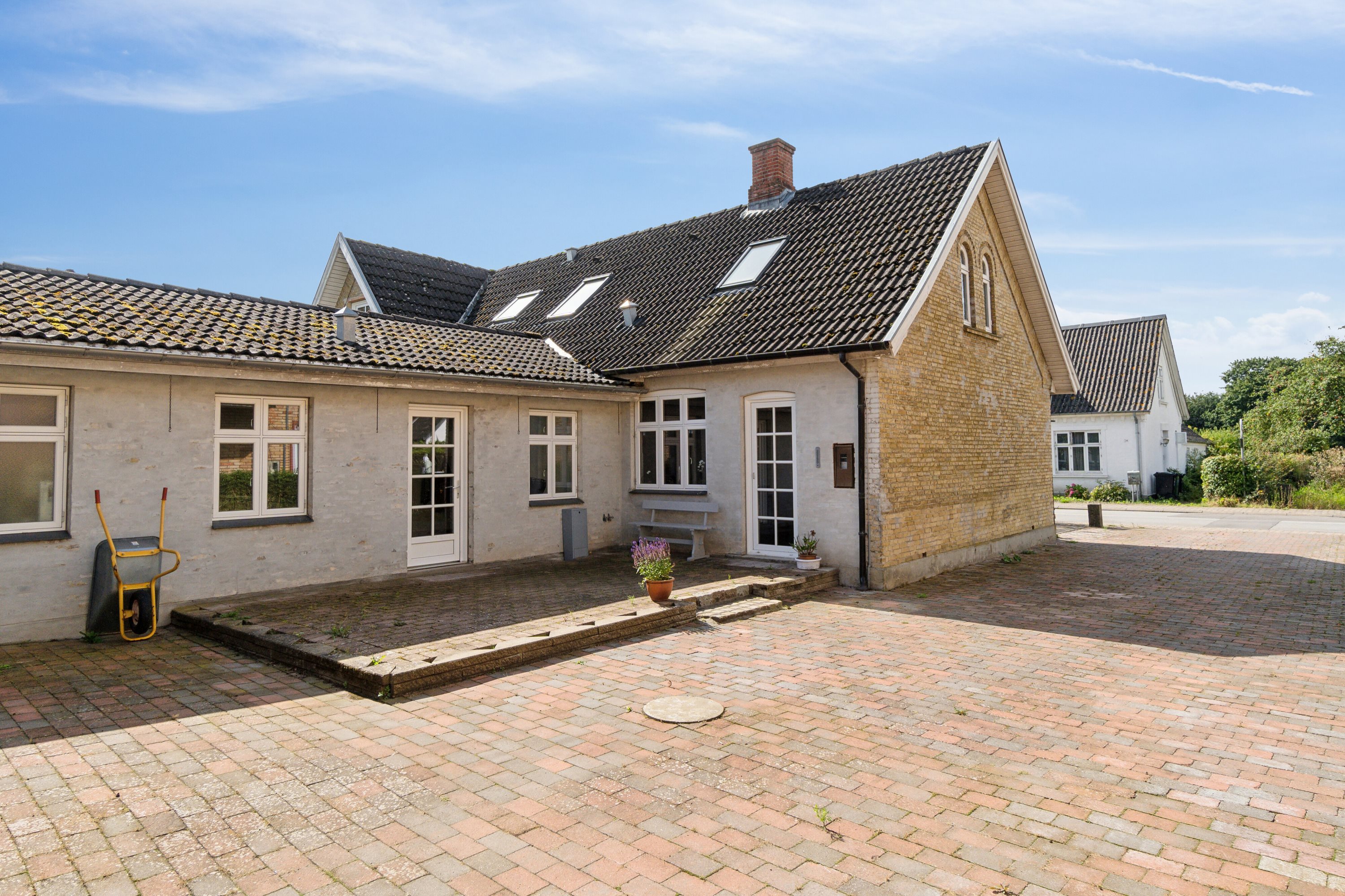 Fremhævet set fra vejen billede i fuldskærmstilstand. Billede af Østerågade 23, Nr Broby, 5672 Broby