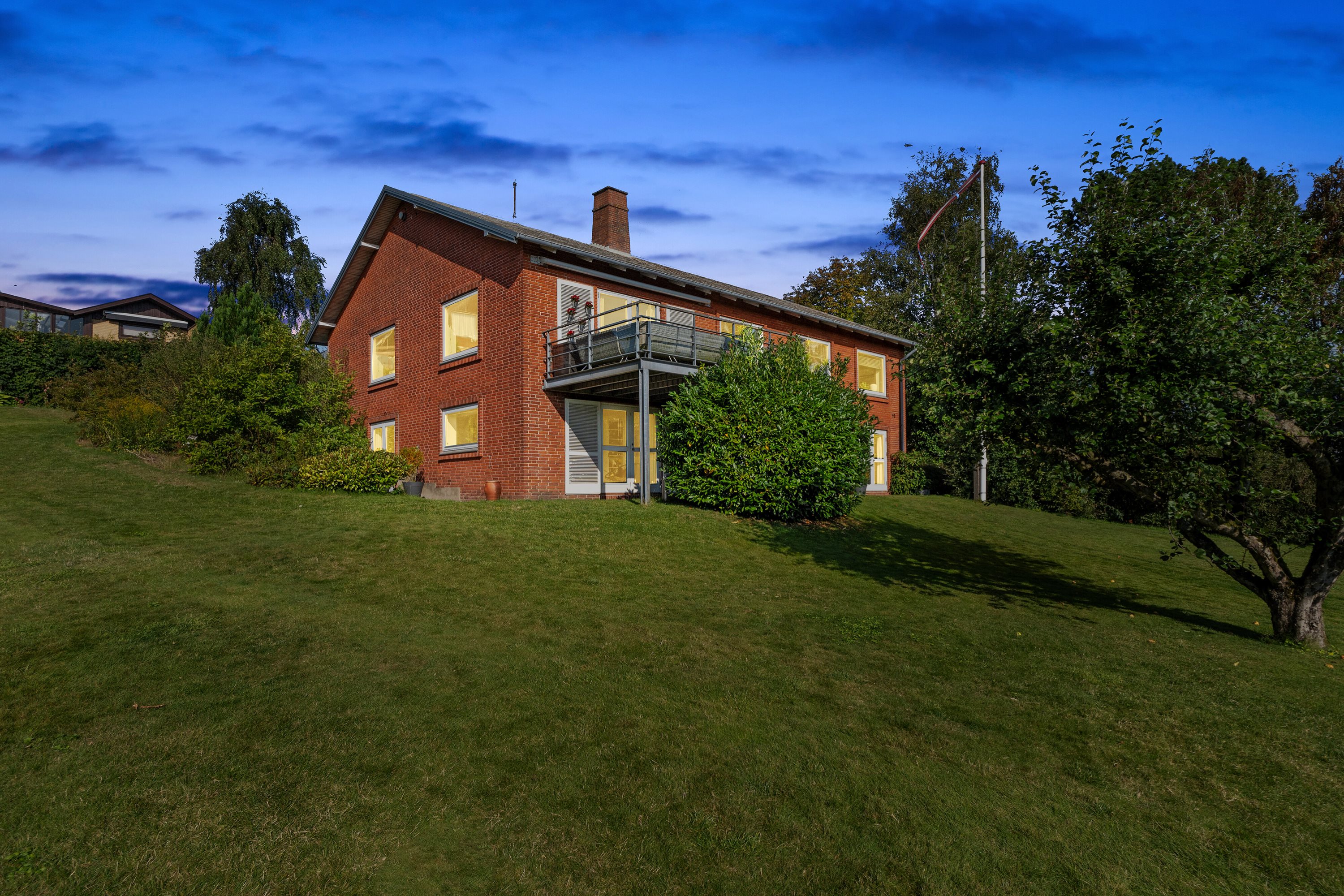 Fremhævet set fra haven billede i fuldskærmstilstand. Billede af Tørholmsvej 93, 9800 Hjørring