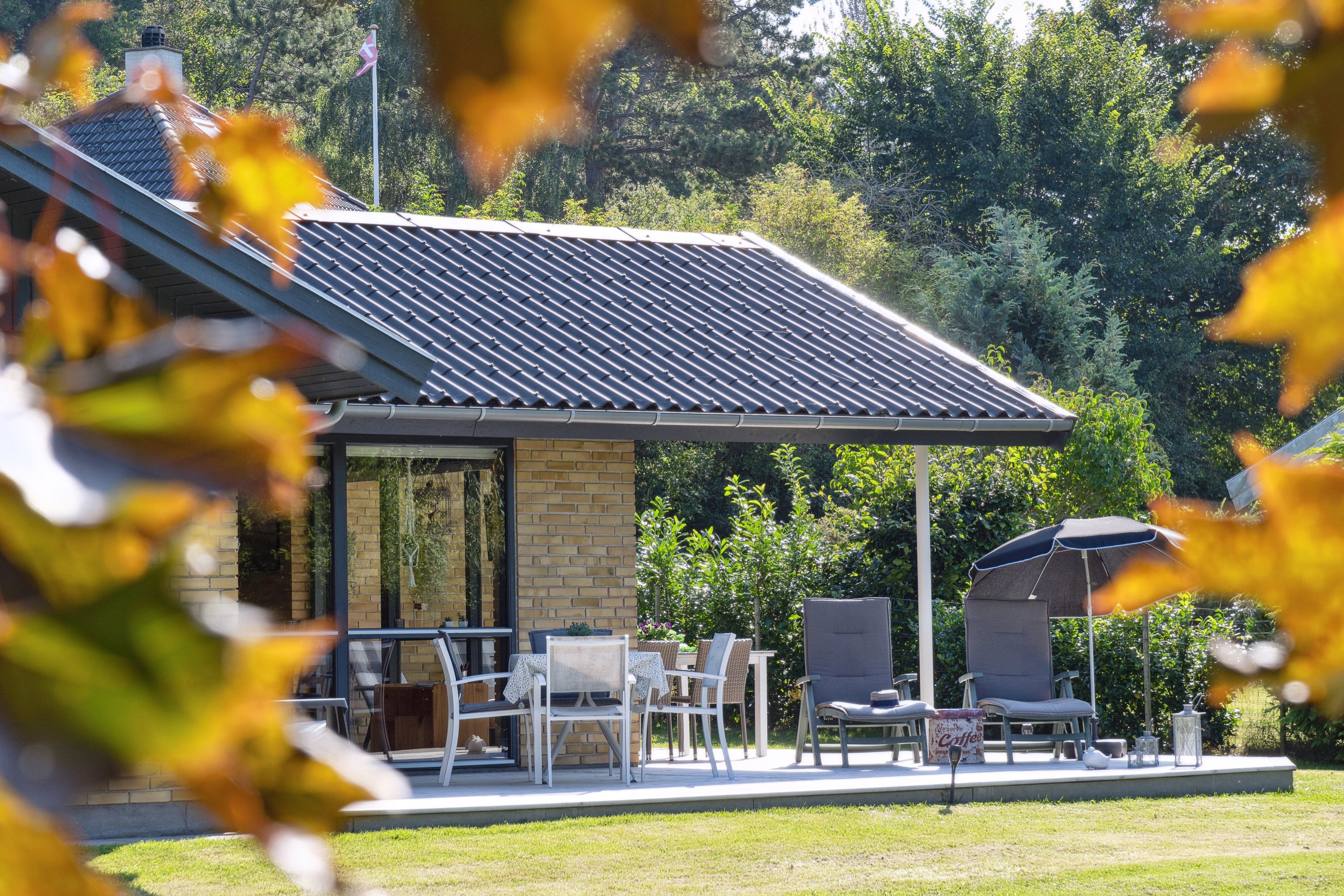 Fremhævet set fra haven billede i fuldskærmstilstand. Billede af Højbjergvej 2, Ordrup, 4540 Fårevejle