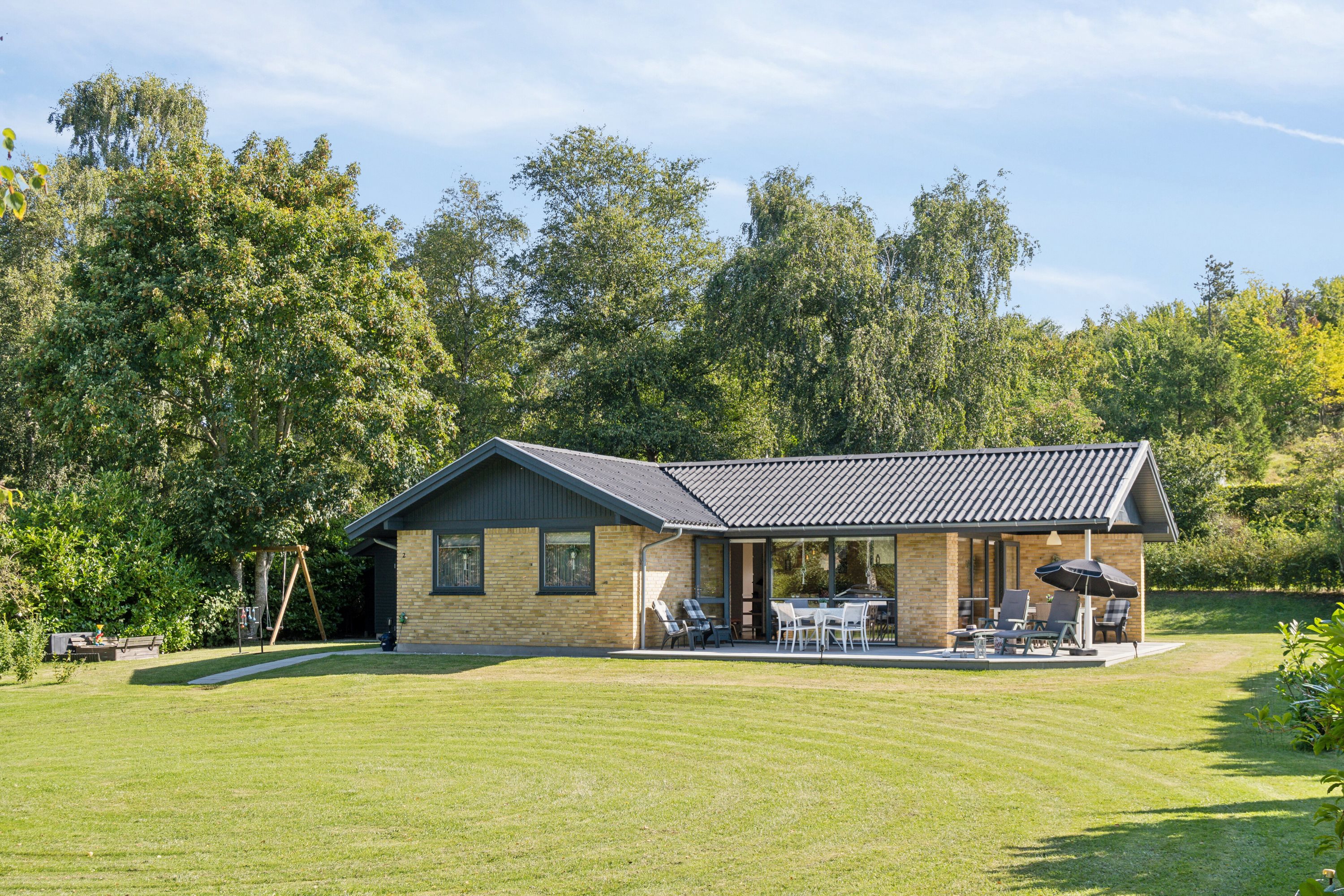 Fremhævet set fra haven billede i fuldskærmstilstand. Billede af Højbjergvej 2, Ordrup, 4540 Fårevejle