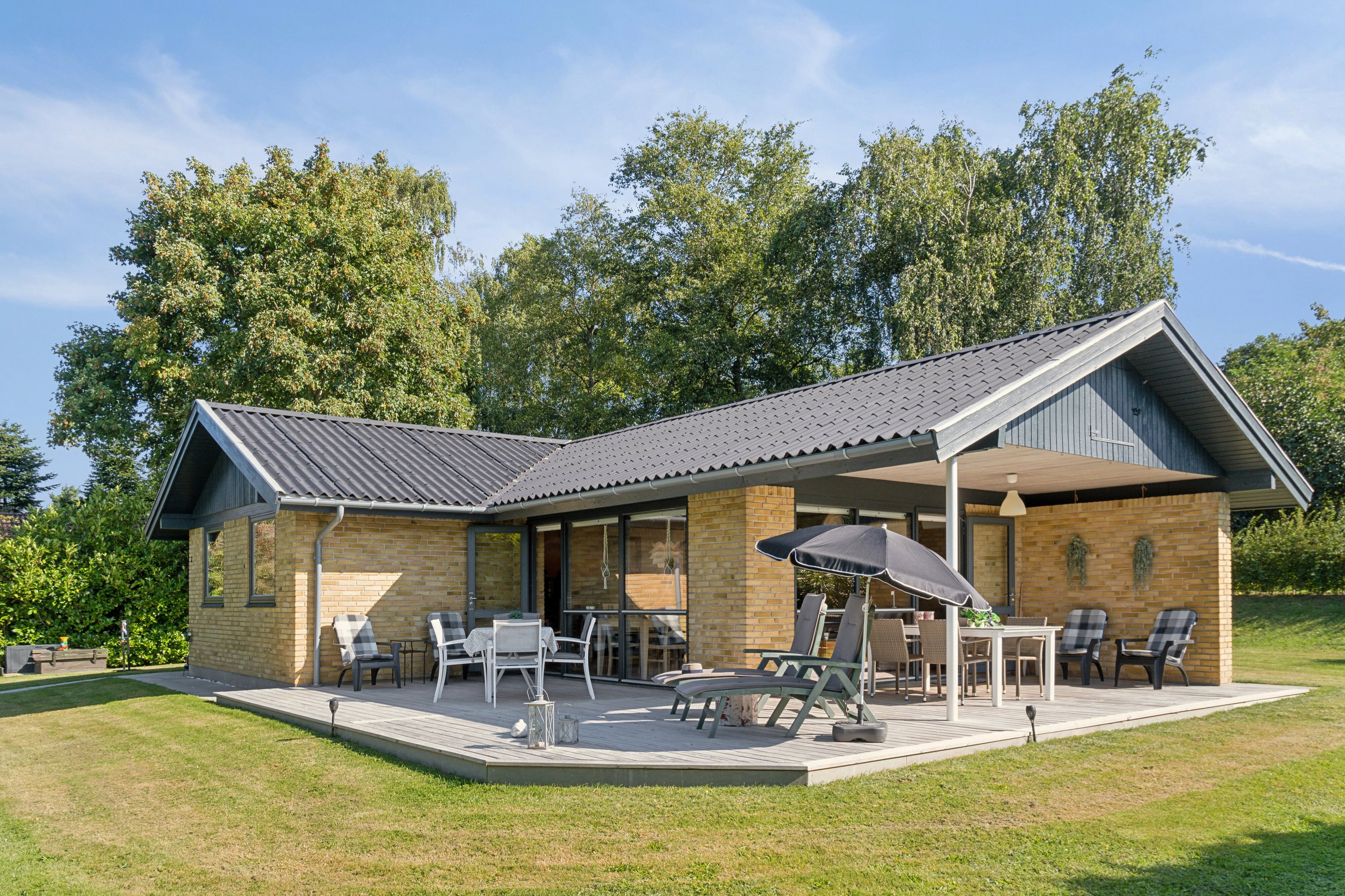 Fremhævet set fra haven billede i fuldskærmstilstand. Billede af Højbjergvej 2, Ordrup, 4540 Fårevejle