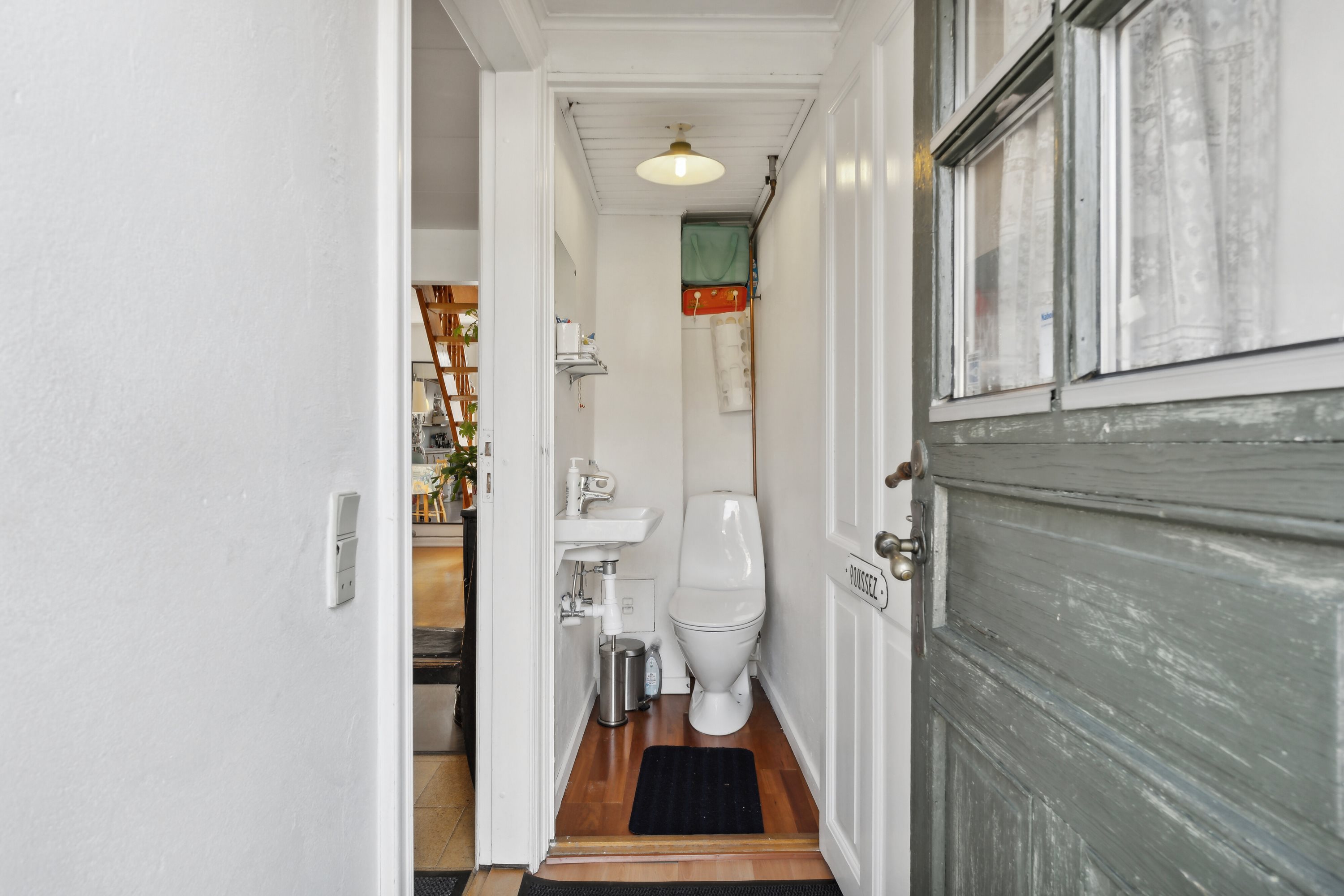 Fremhævet toilet billede i fuldskærmstilstand. Billede af Børsen 11, 9800 Hjørring