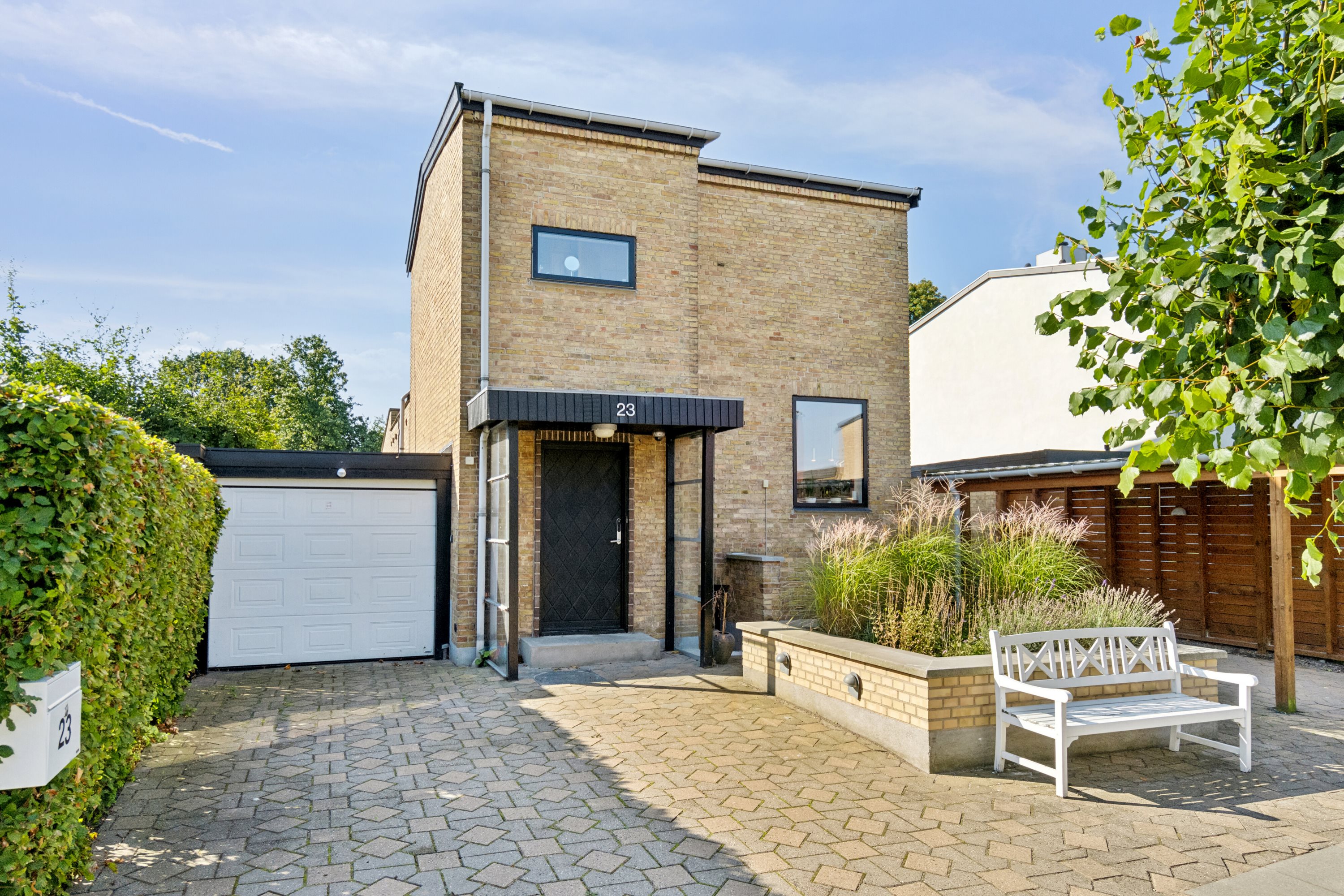 Fremhævet set fra vejen billede i fuldskærmstilstand. Billede af Capellas Alle 23, 2770 Kastrup