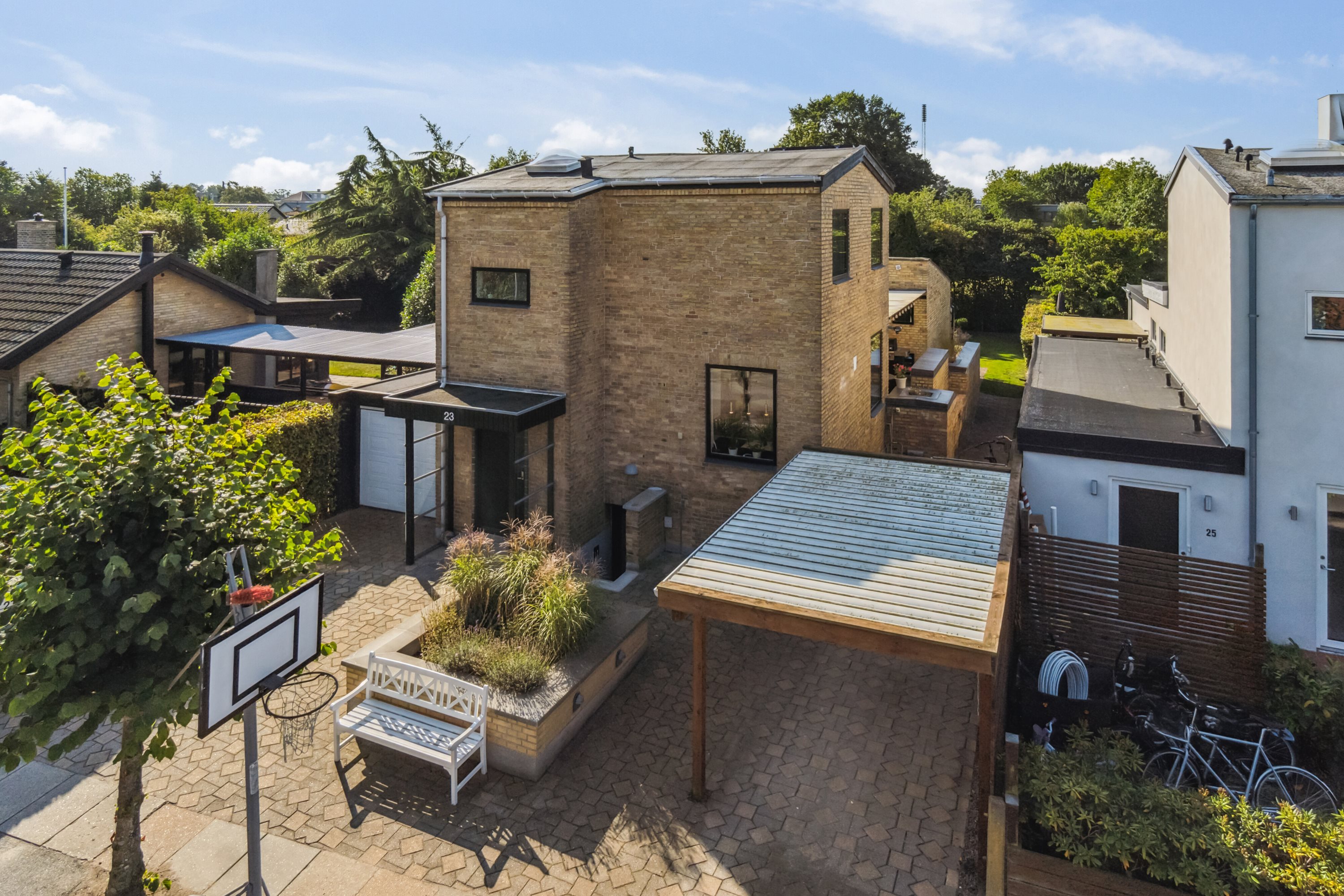 Miniaturebillede 2: set fra vejen. Billede af Capellas Alle 23, 2770 Kastrup