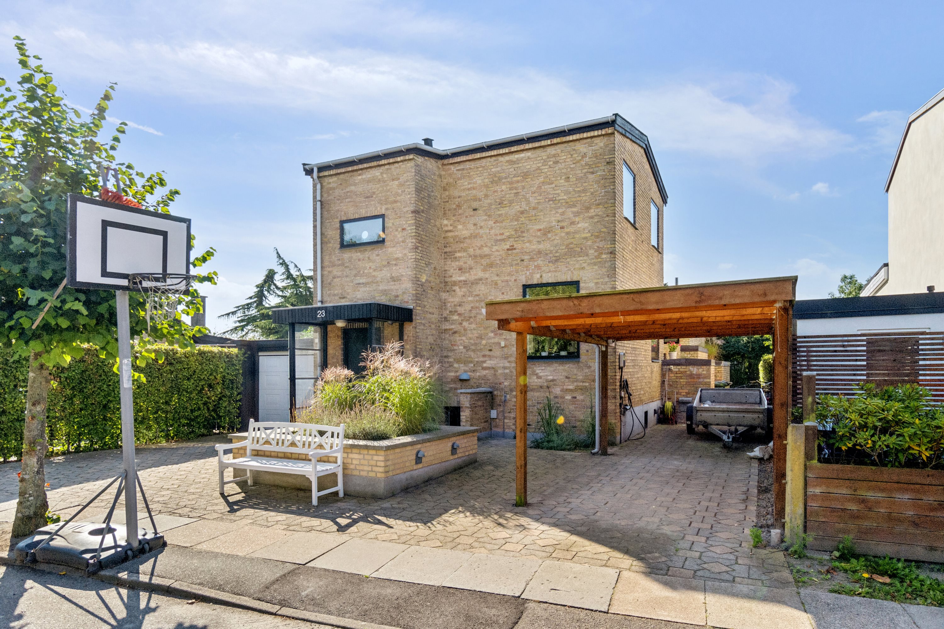 Fremhævet set fra vejen billede i fuldskærmstilstand. Billede af Capellas Alle 23, 2770 Kastrup