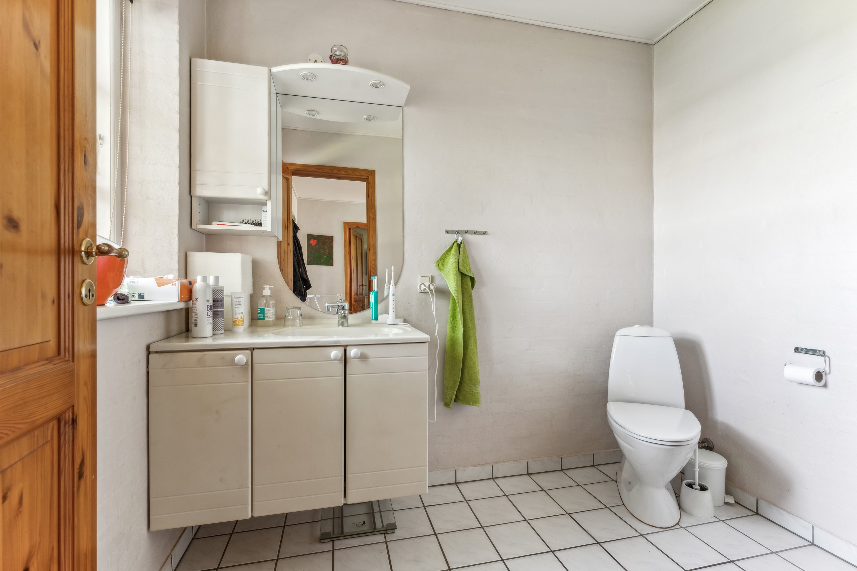 Fremhævet badeværelse billede i fuldskærmstilstand. Billede af Dengsøvej 20, V Velling, 8860 Ulstrup