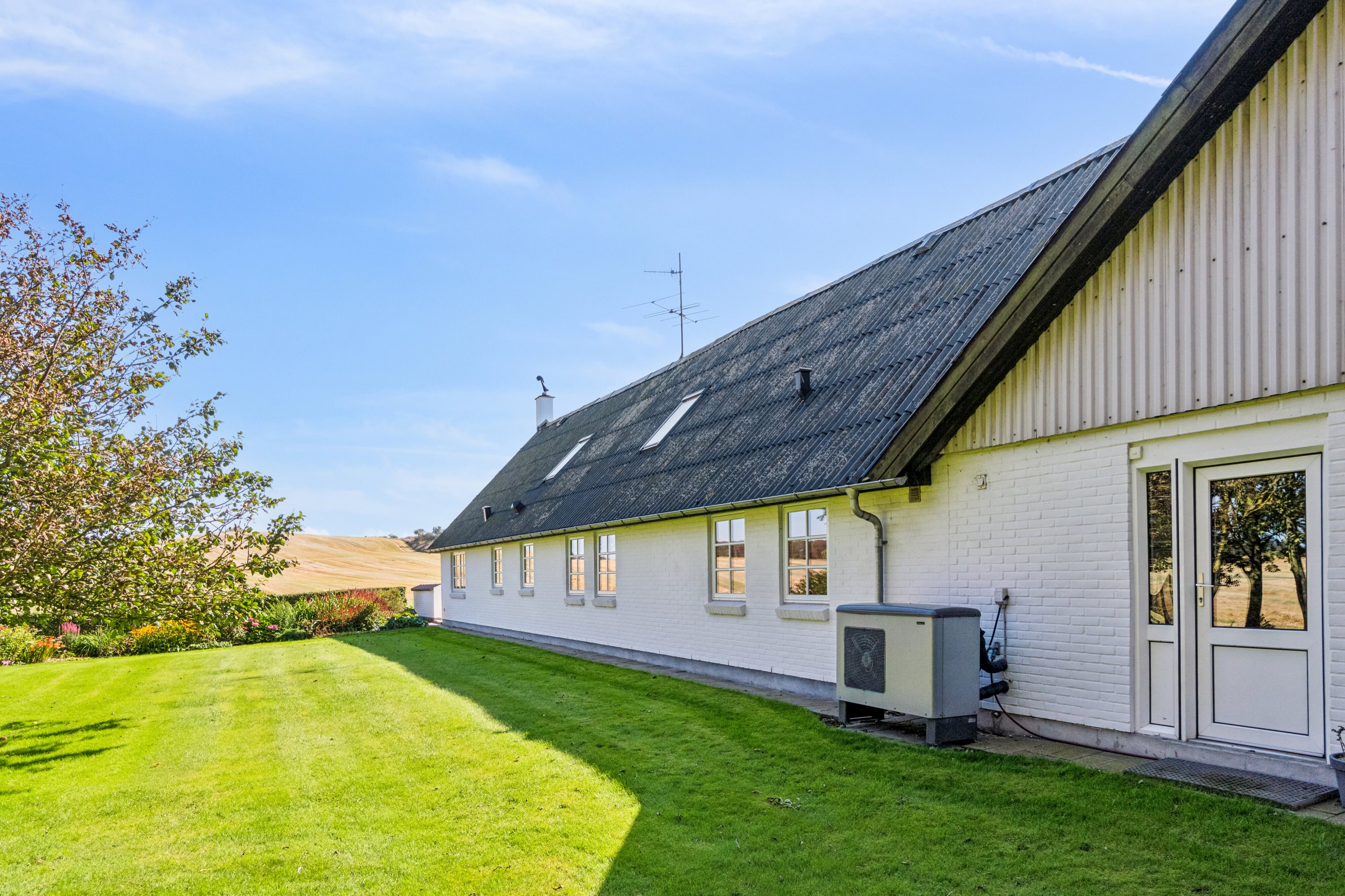 Fremhævet set fra haven billede i fuldskærmstilstand. Billede af Ashøjvej 14, 7760 Hurup Thy