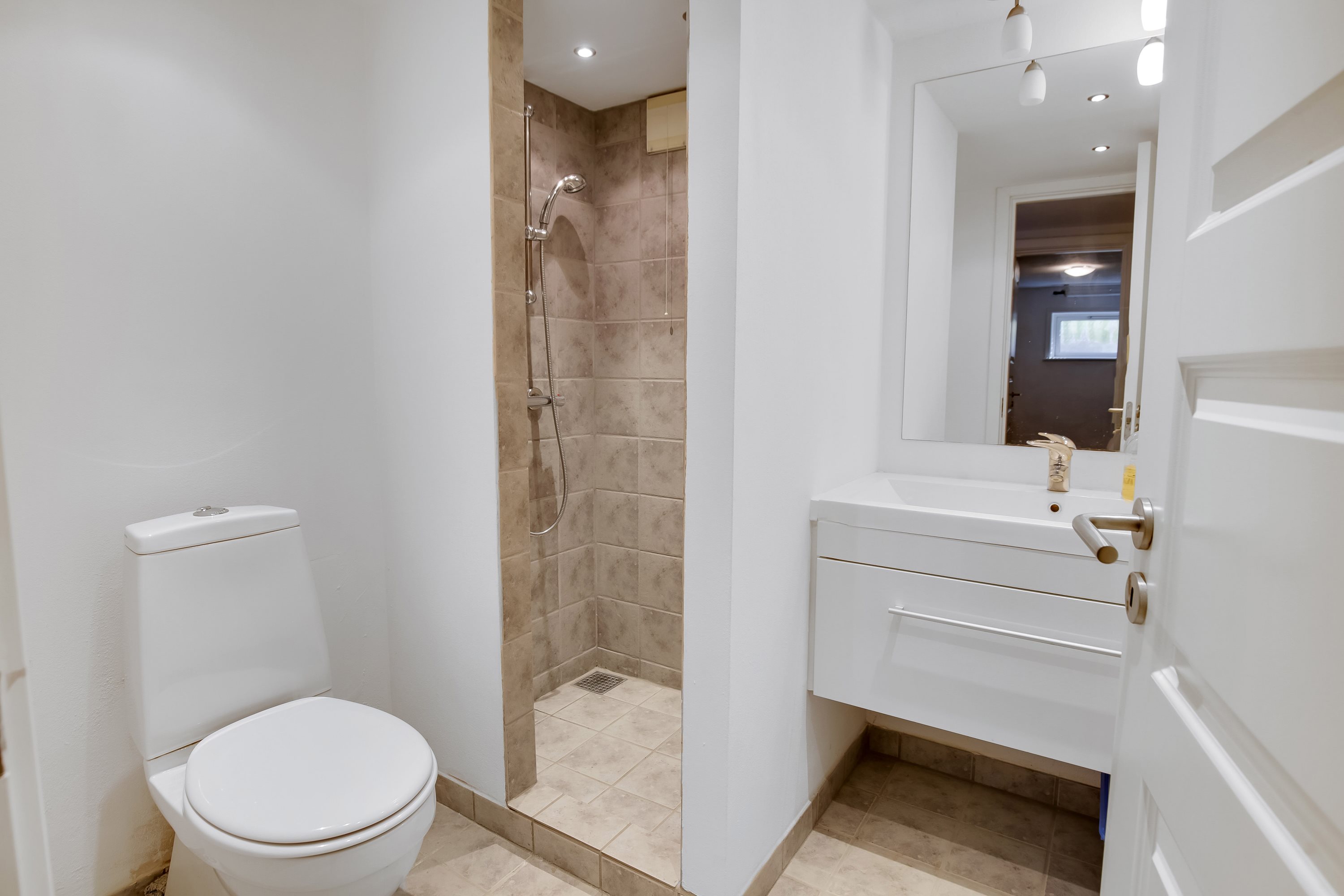 Fremhævet badeværelse billede i fuldskærmstilstand. Billede af Tjørnevænget 9, Følle, 8410 Rønde