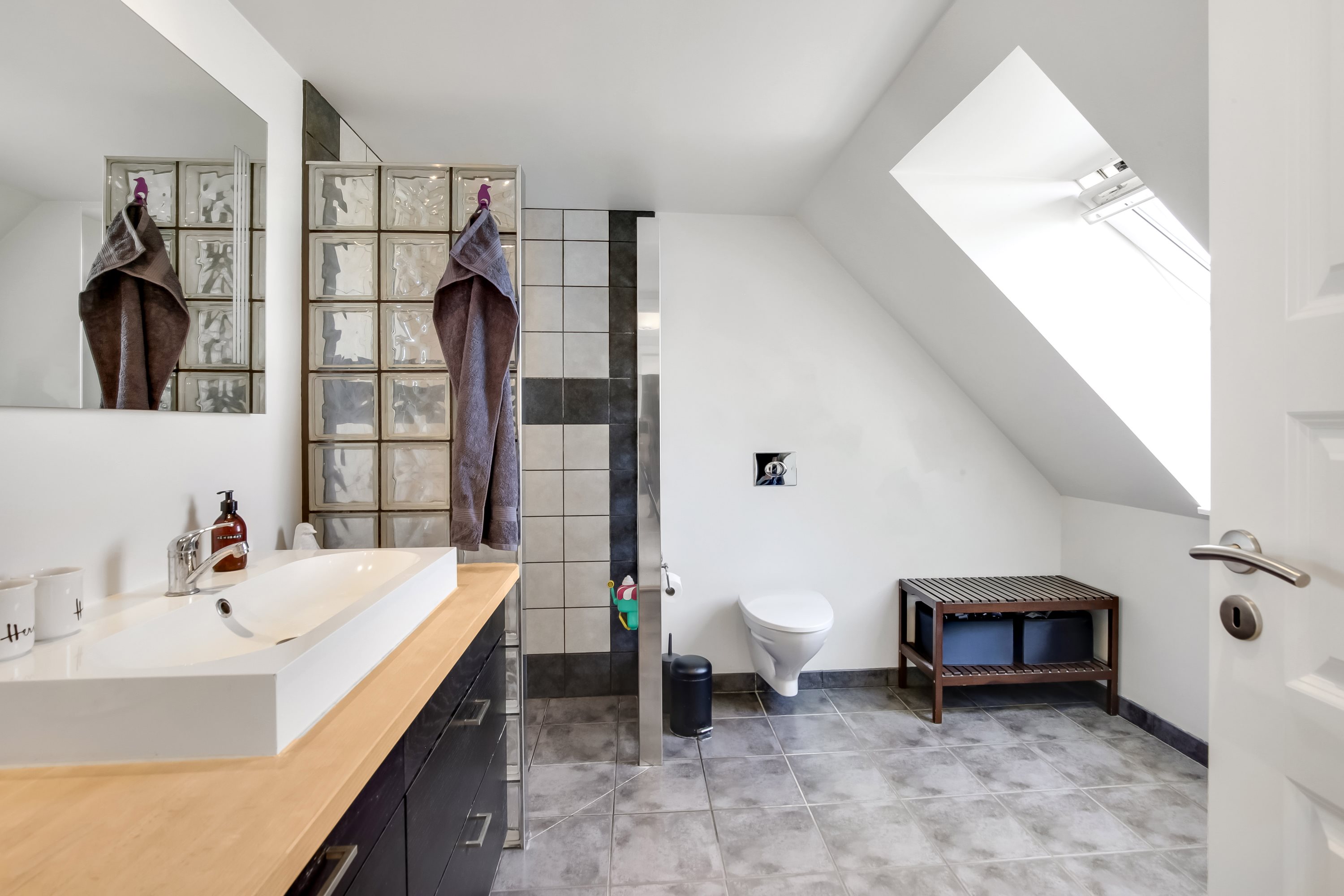 Fremhævet badeværelse billede i fuldskærmstilstand. Billede af Tjørnevænget 9, Følle, 8410 Rønde