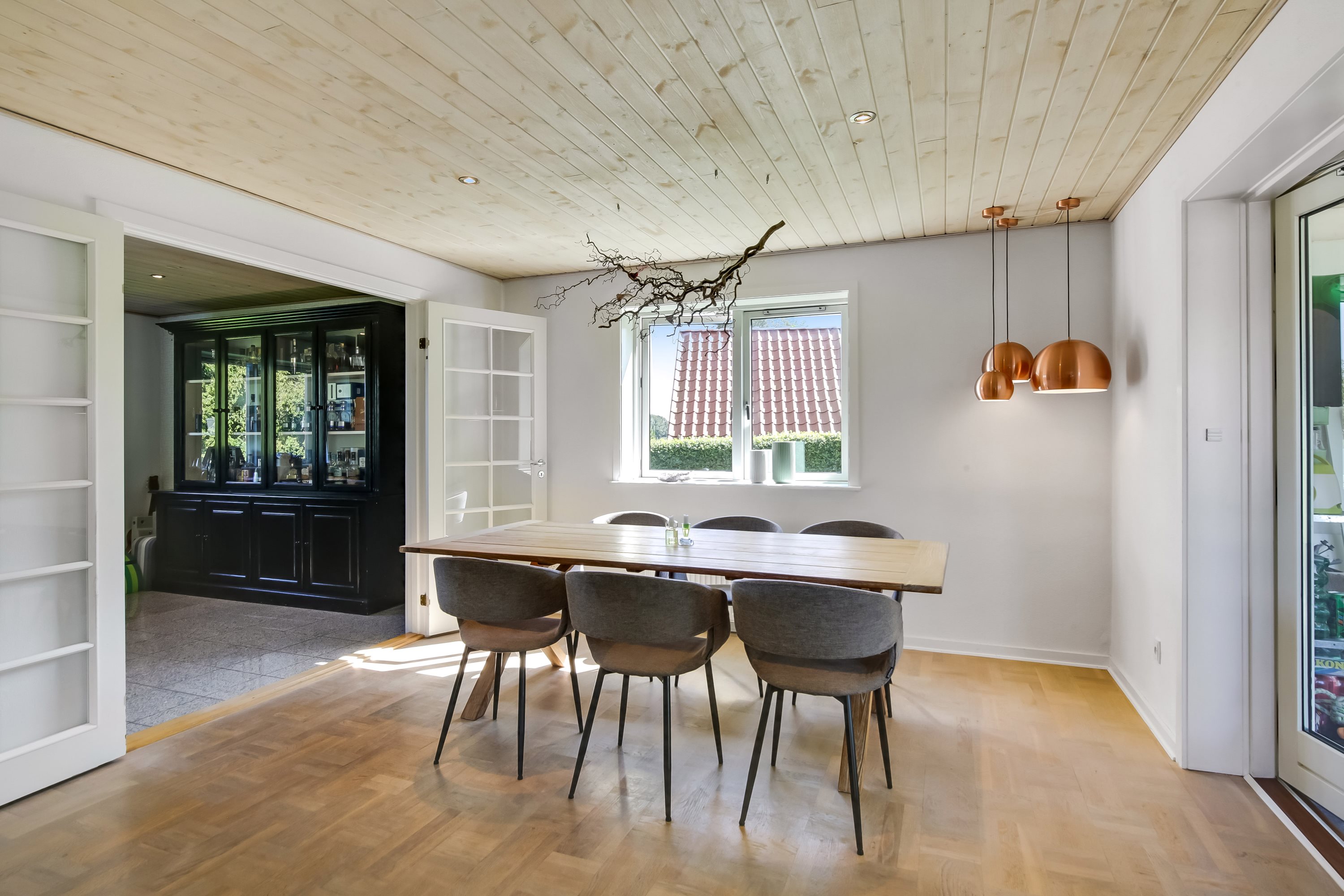 Fremhævet stue billede i fuldskærmstilstand. Billede af Tjørnevænget 9, Følle, 8410 Rønde