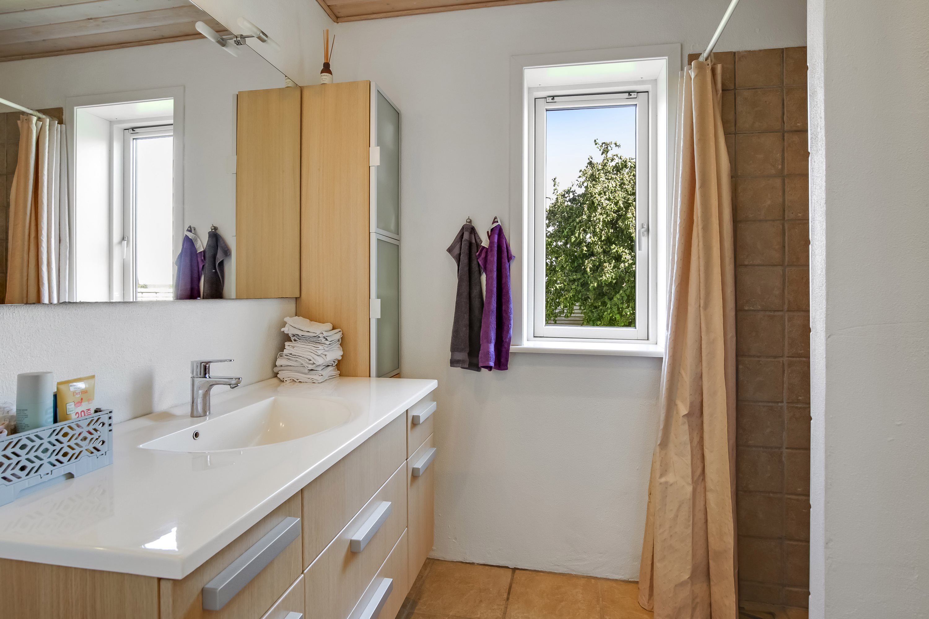 Fremhævet badeværelse billede i fuldskærmstilstand. Billede af Tjørnevænget 9, Følle, 8410 Rønde