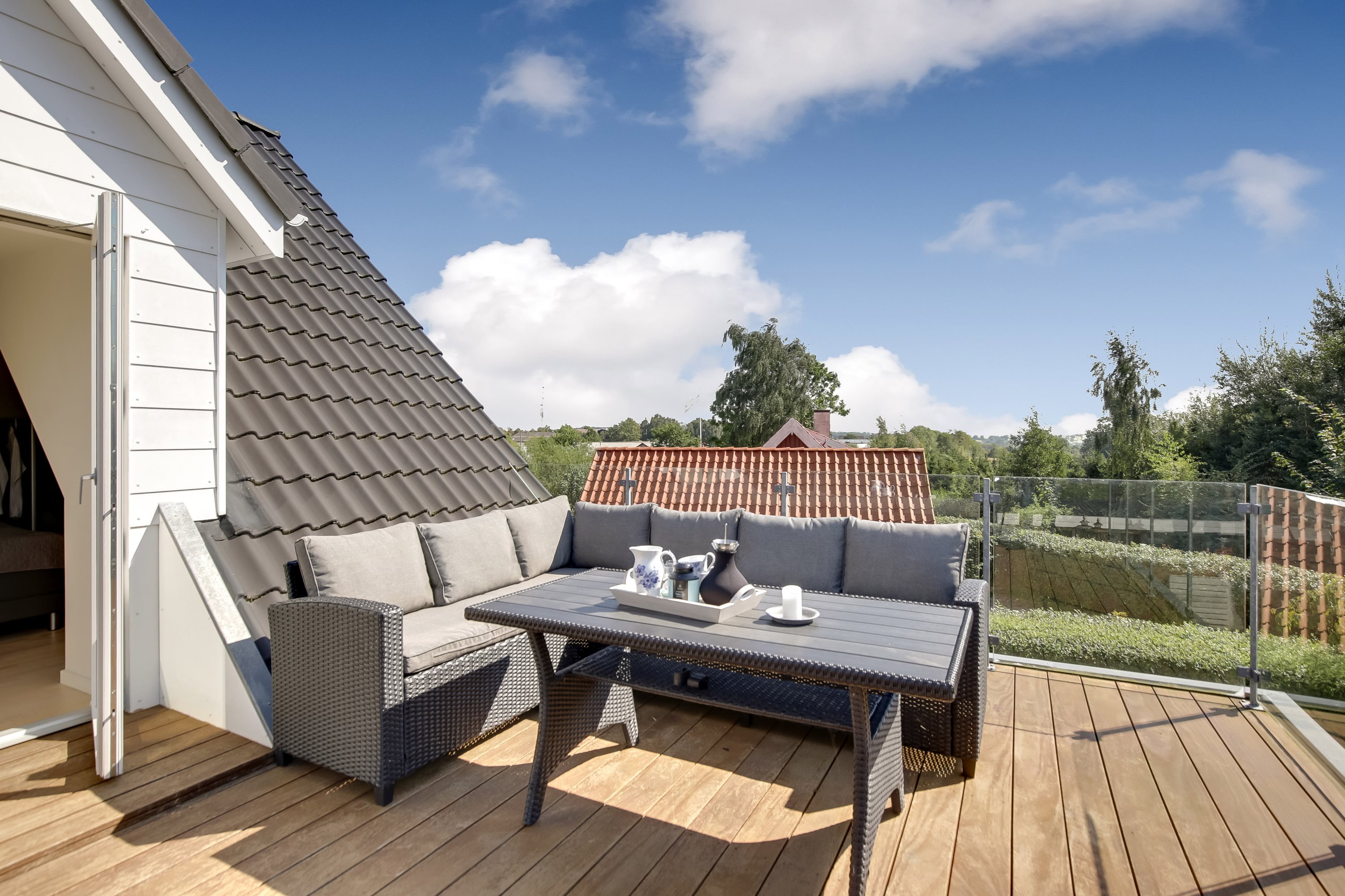 Fremhævet terrasse billede i fuldskærmstilstand. Billede af Tjørnevænget 9, Følle, 8410 Rønde