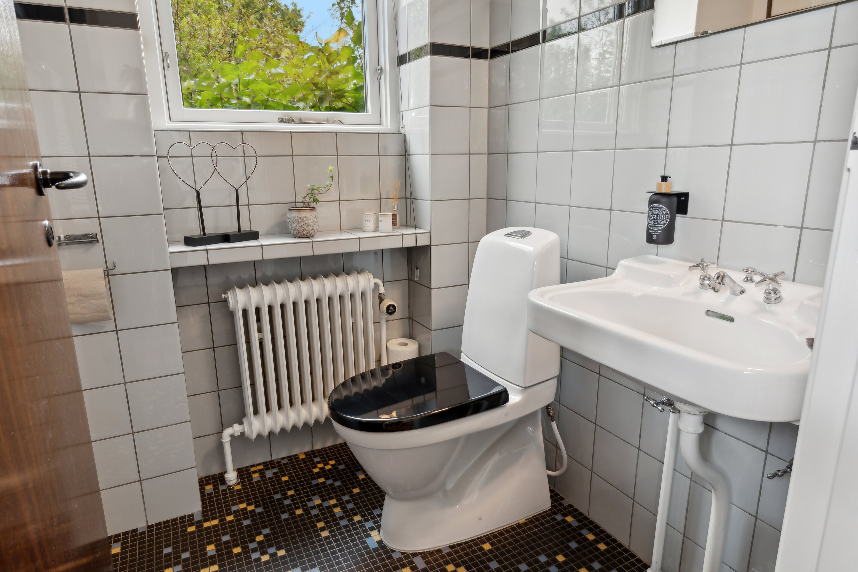 Fremhævet toilet billede i fuldskærmstilstand. Billede af Tørholmsvej 93, 9800 Hjørring