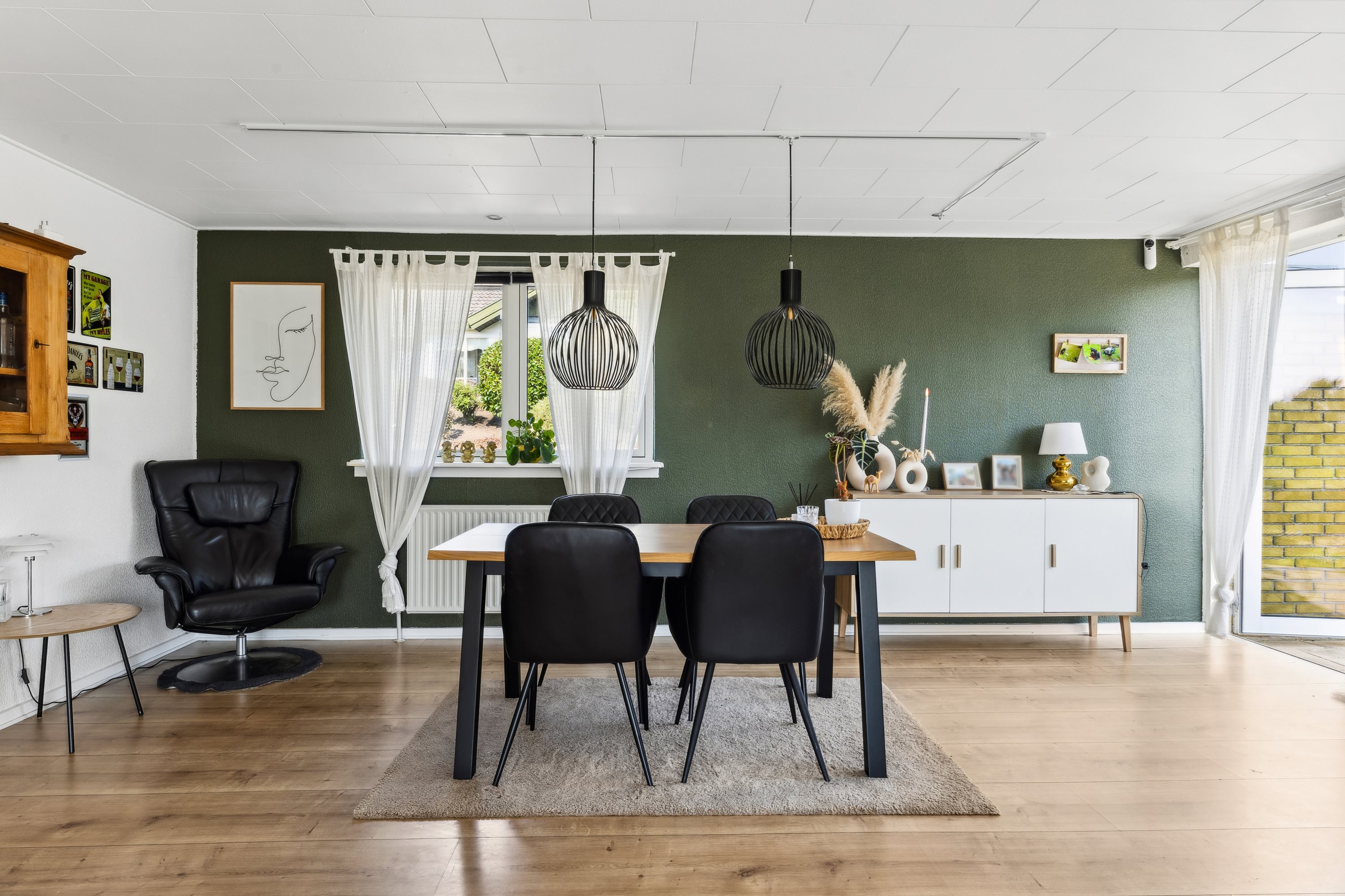 Fremhævet stue billede i fuldskærmstilstand. Billede af Munkeparken 33, Vester Åby, 5600 Faaborg