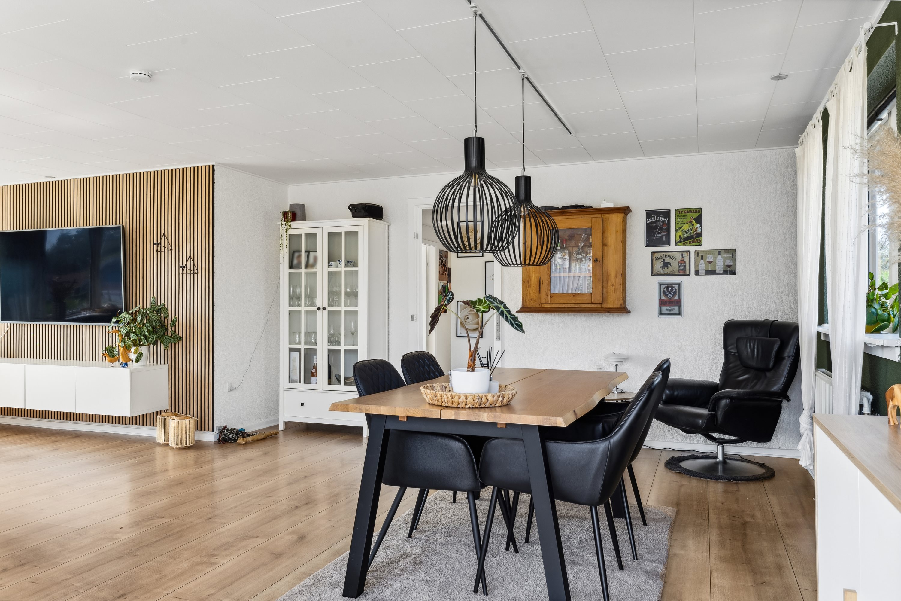 Fremhævet stue billede i fuldskærmstilstand. Billede af Munkeparken 33, Vester Åby, 5600 Faaborg