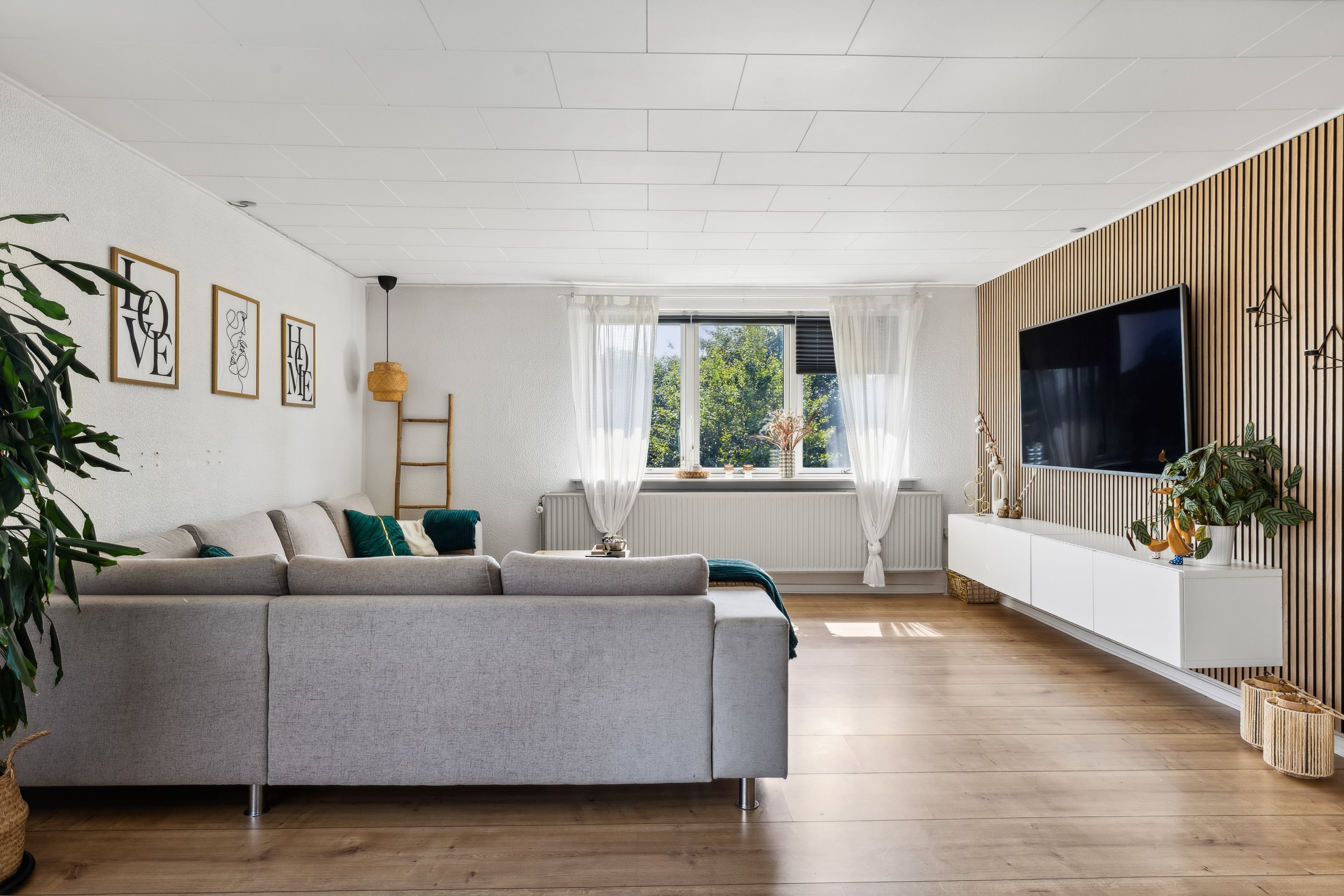 Fremhævet stue billede i fuldskærmstilstand. Billede af Munkeparken 33, Vester Åby, 5600 Faaborg