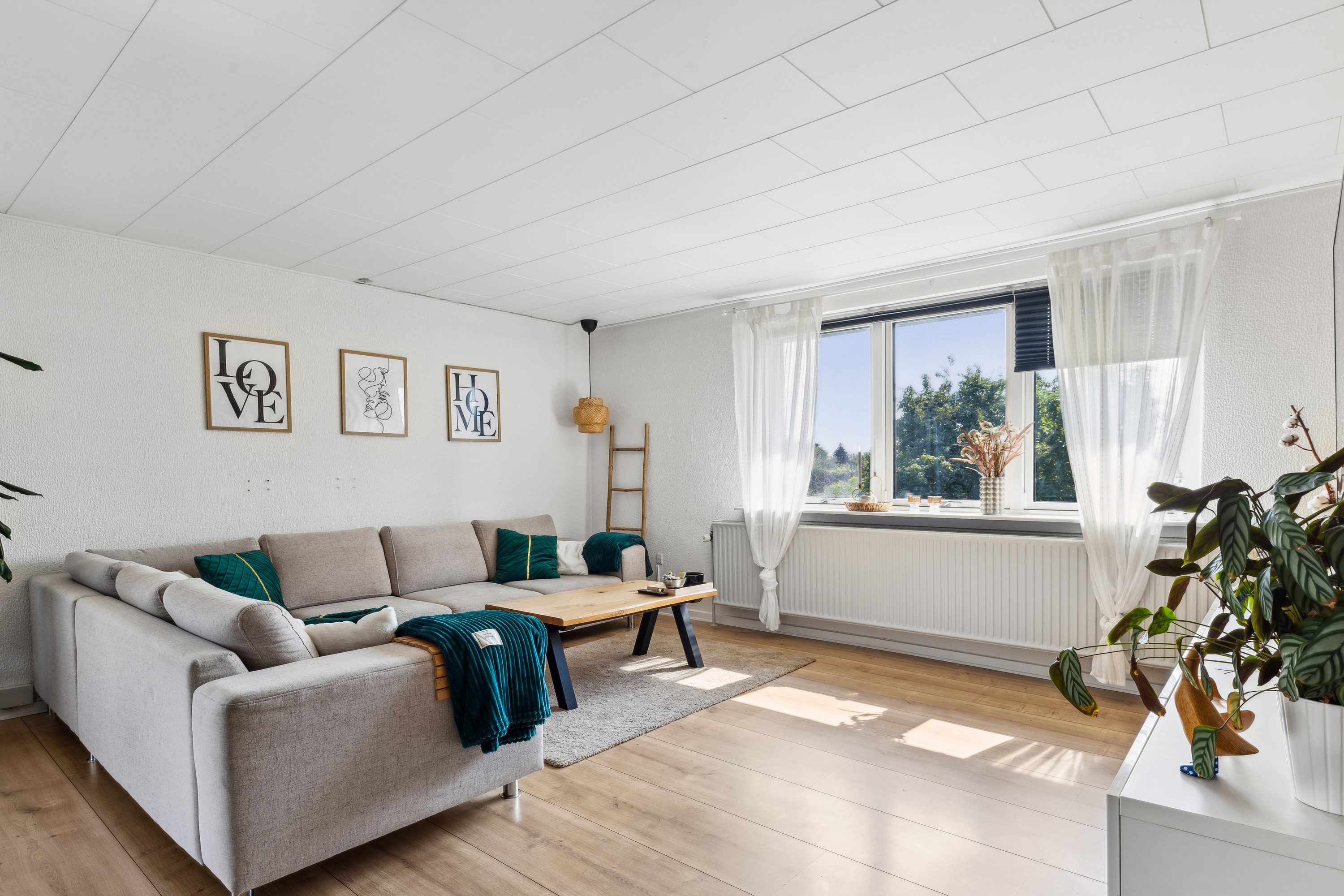 Fremhævet stue billede i fuldskærmstilstand. Billede af Munkeparken 33, Vester Åby, 5600 Faaborg