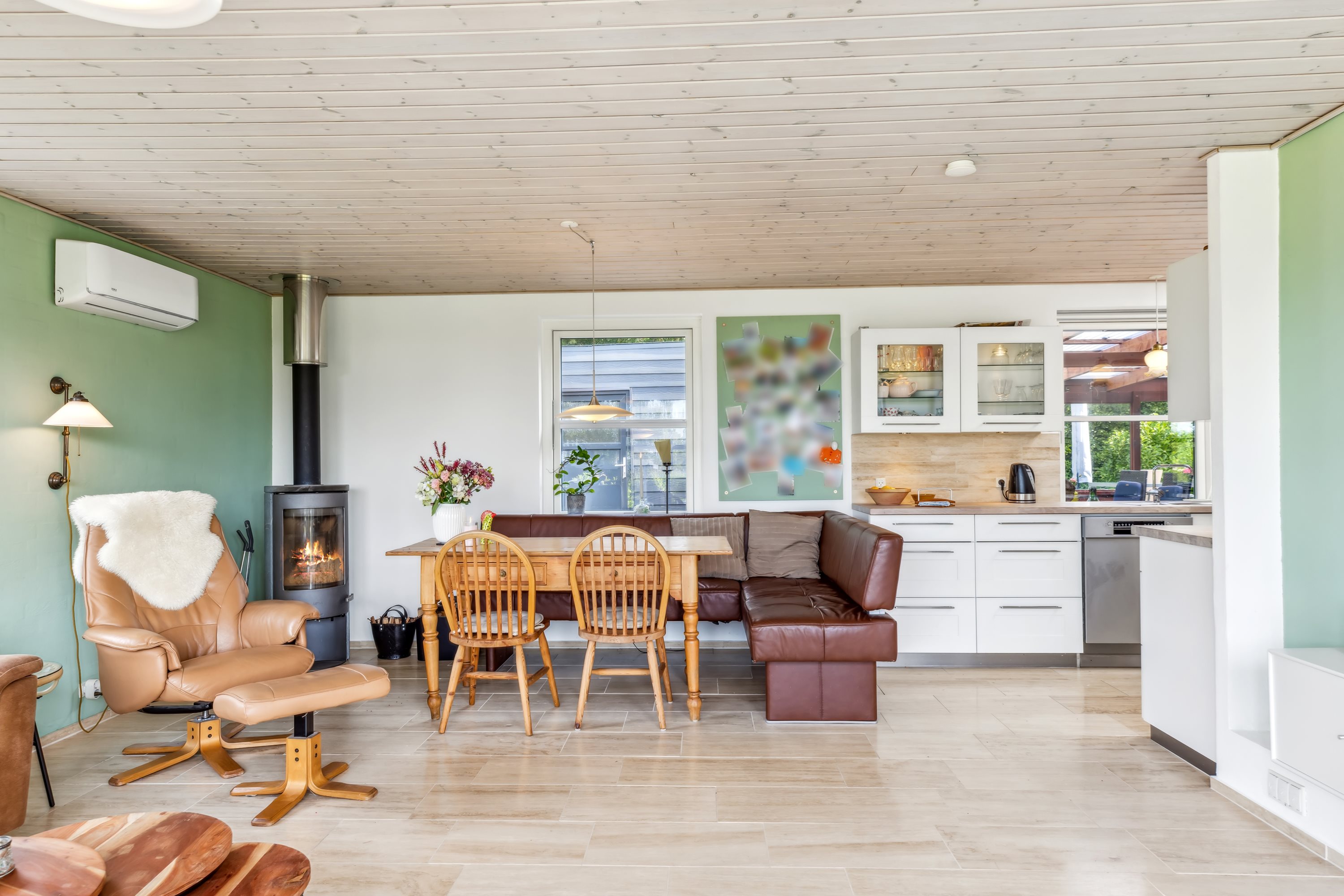 Fremhævet stue billede i fuldskærmstilstand. Billede af Solbjergvej 8, Sønderby, 6470 Sydals