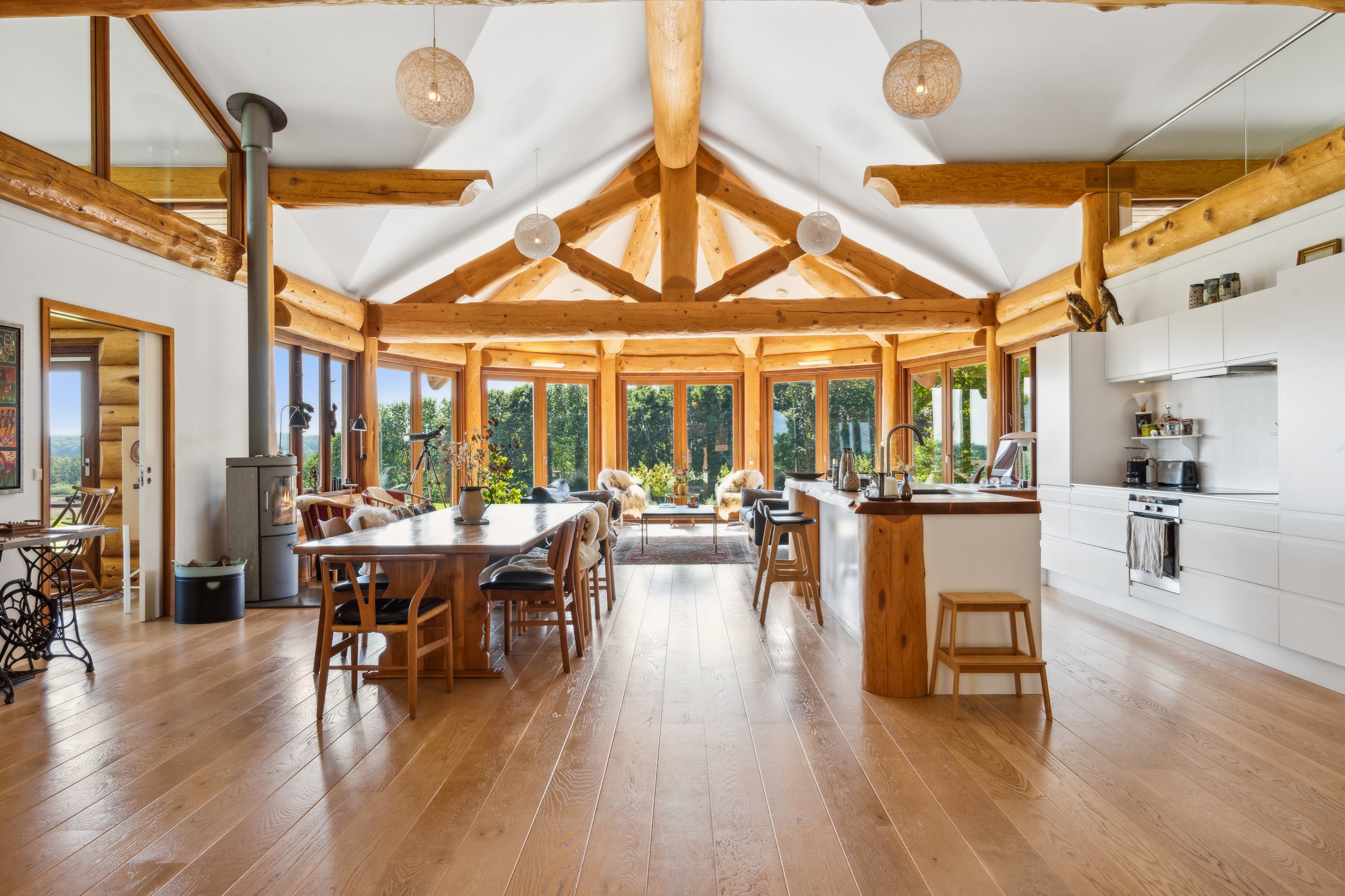 Fremhævet stue billede i fuldskærmstilstand. Billede af Svanholmsmindevej 23, Svanfolk, 9293 Kongerslev