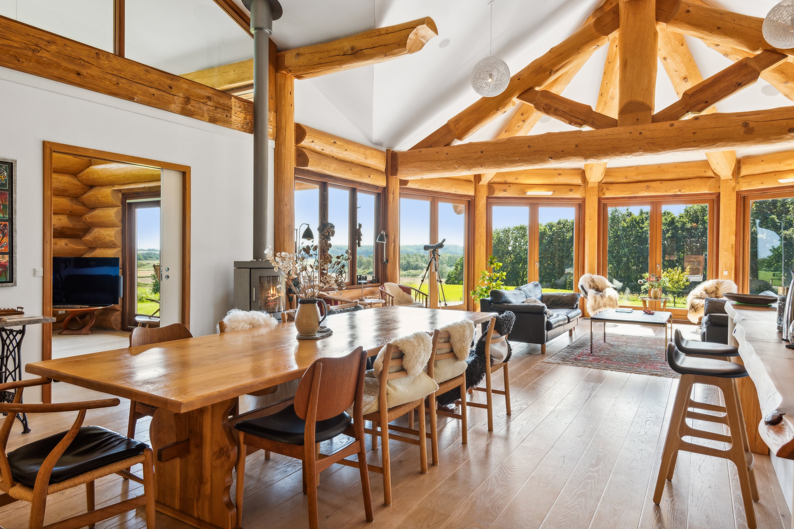 Fremhævet stue billede i fuldskærmstilstand. Billede af Svanholmsmindevej 23, Svanfolk, 9293 Kongerslev