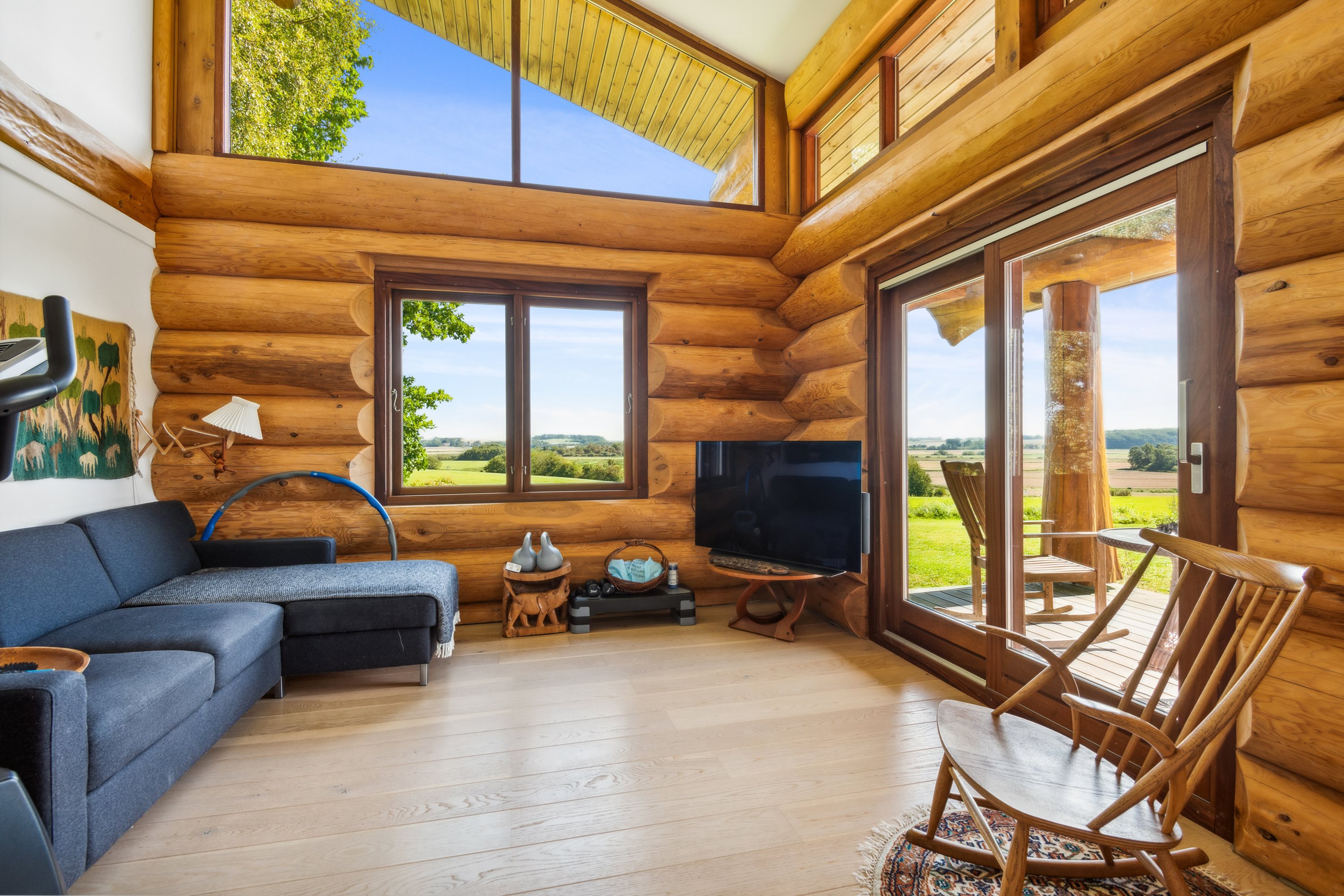 Fremhævet stue billede i fuldskærmstilstand. Billede af Svanholmsmindevej 23, Svanfolk, 9293 Kongerslev