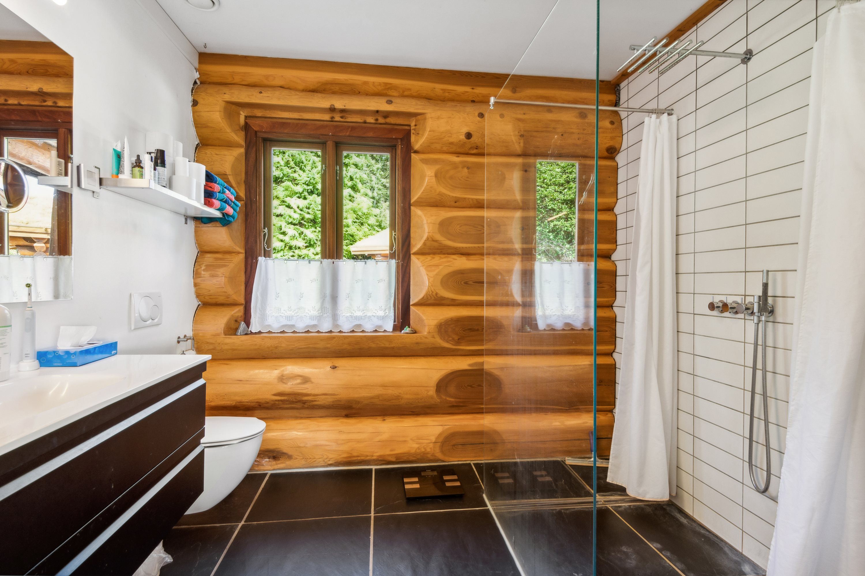 Fremhævet badeværelse billede i fuldskærmstilstand. Billede af Svanholmsmindevej 23, Svanfolk, 9293 Kongerslev