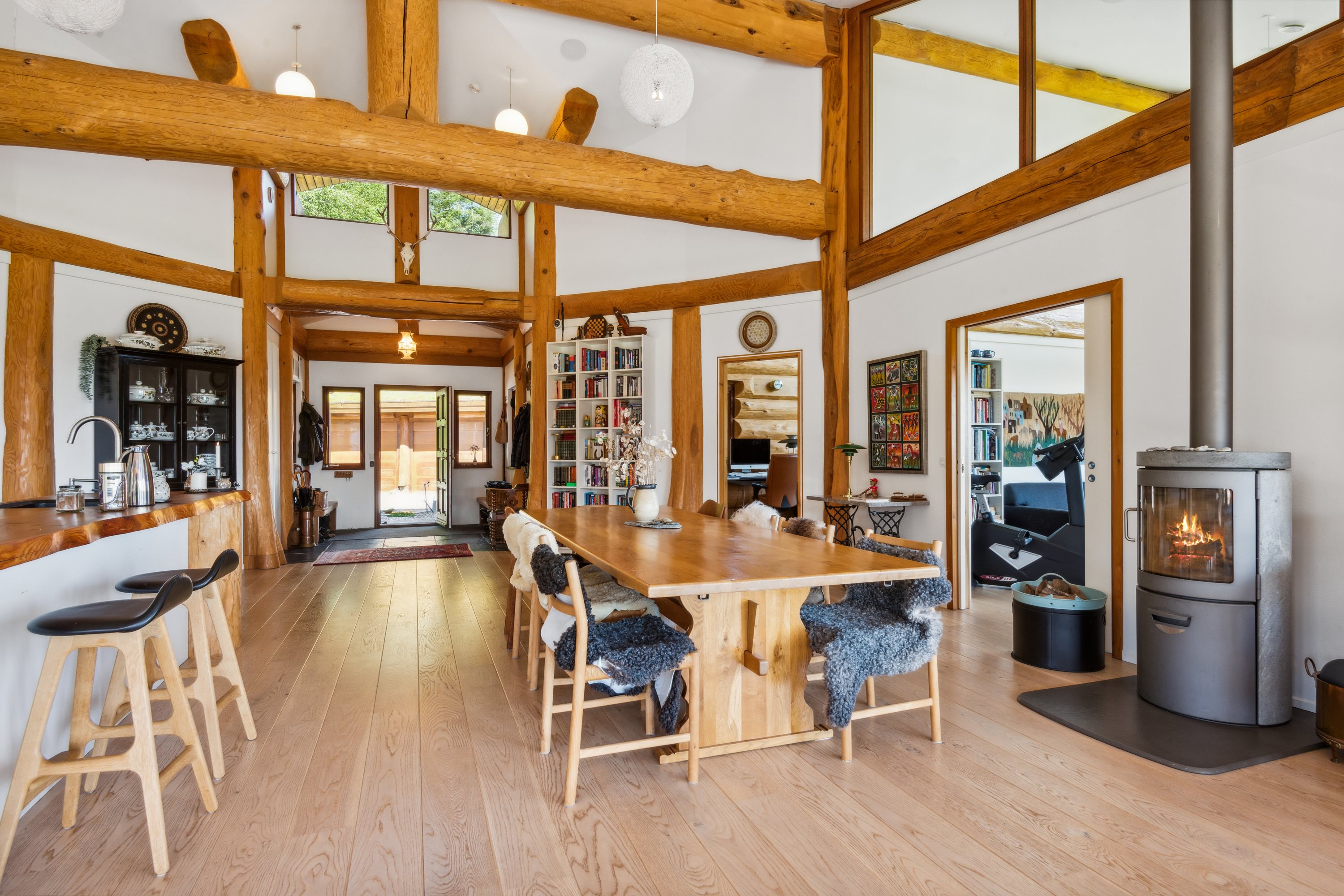 Fremhævet stue billede i fuldskærmstilstand. Billede af Svanholmsmindevej 23, Svanfolk, 9293 Kongerslev