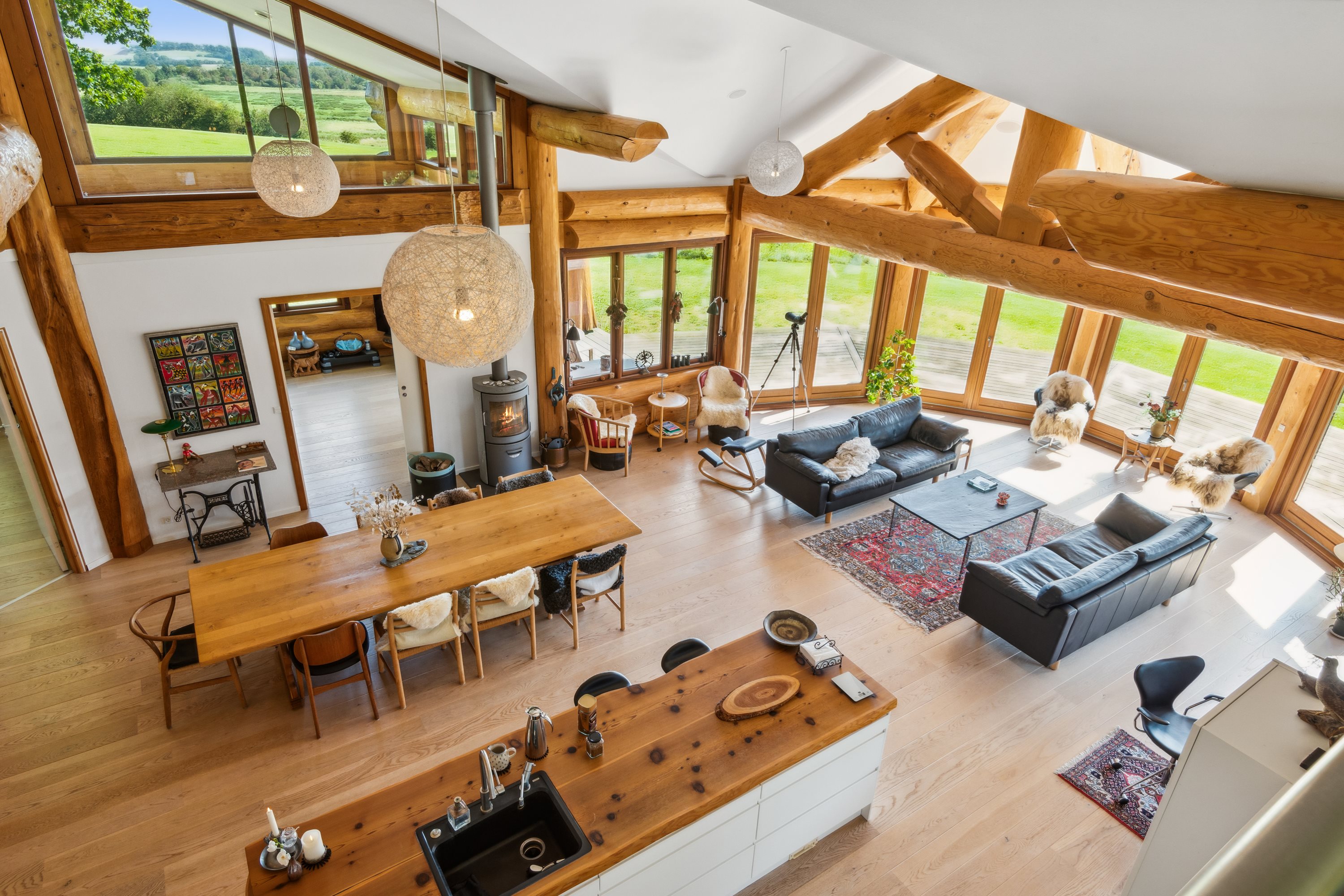 Fremhævet stue billede i fuldskærmstilstand. Billede af Svanholmsmindevej 23, Svanfolk, 9293 Kongerslev