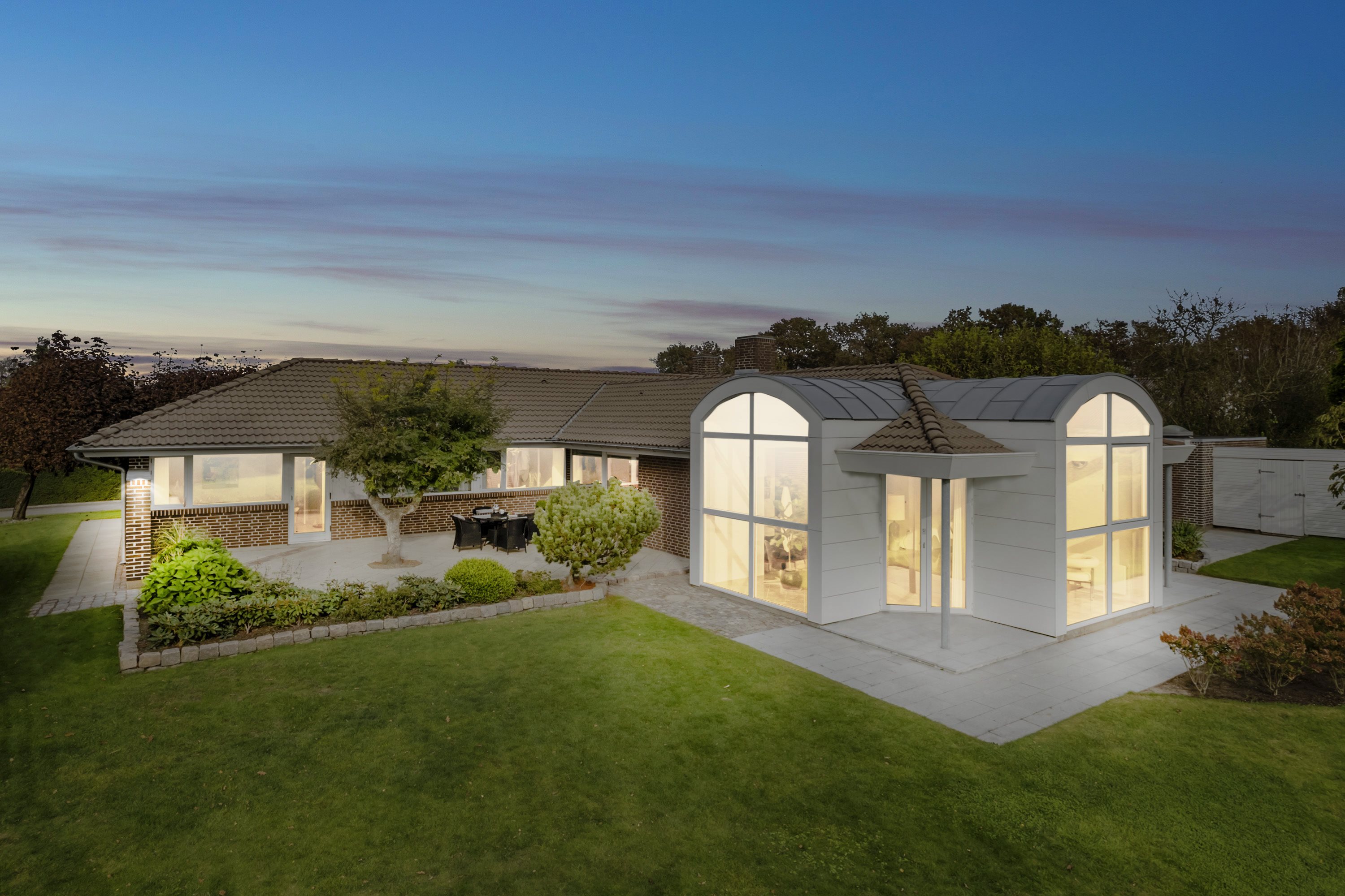 Fremhævet aftenfoto billede i fuldskærmstilstand. Billede af Østervang 68, 9362 Gandrup