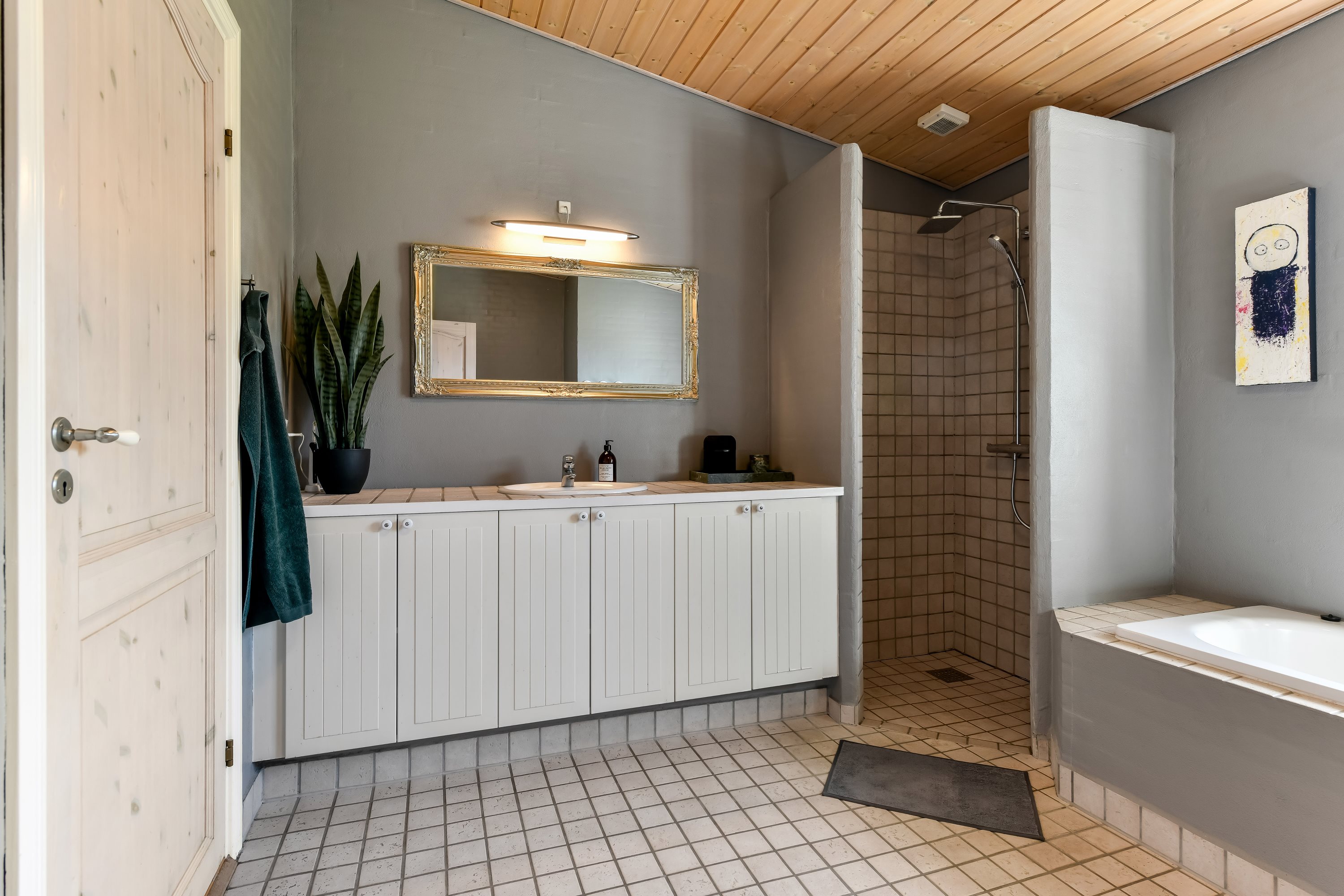 Fremhævet badeværelse billede i fuldskærmstilstand. Billede af Blåvandvej 51C, 6857 Blåvand