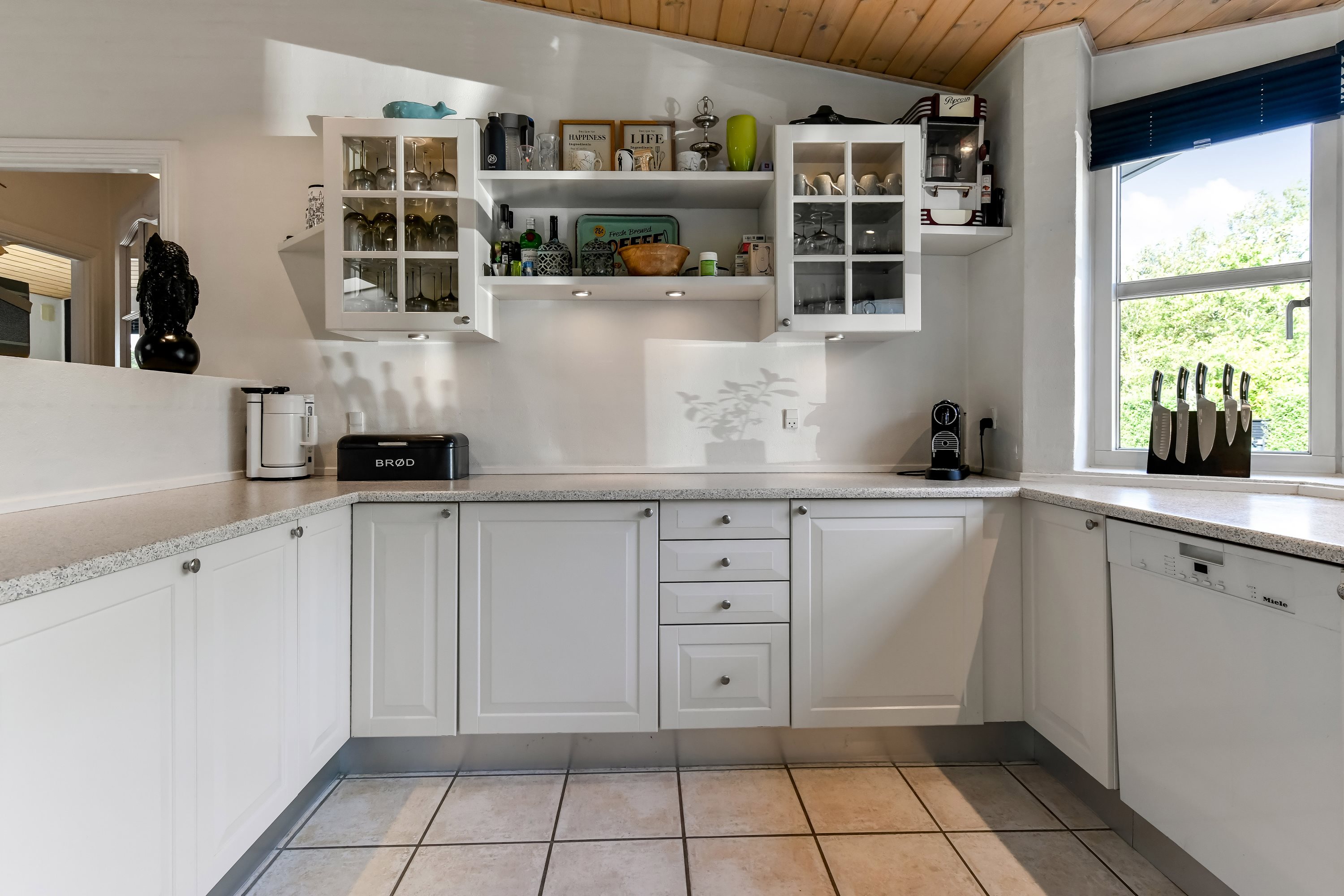 Fremhævet køkken billede i fuldskærmstilstand. Billede af Blåvandvej 51C, 6857 Blåvand