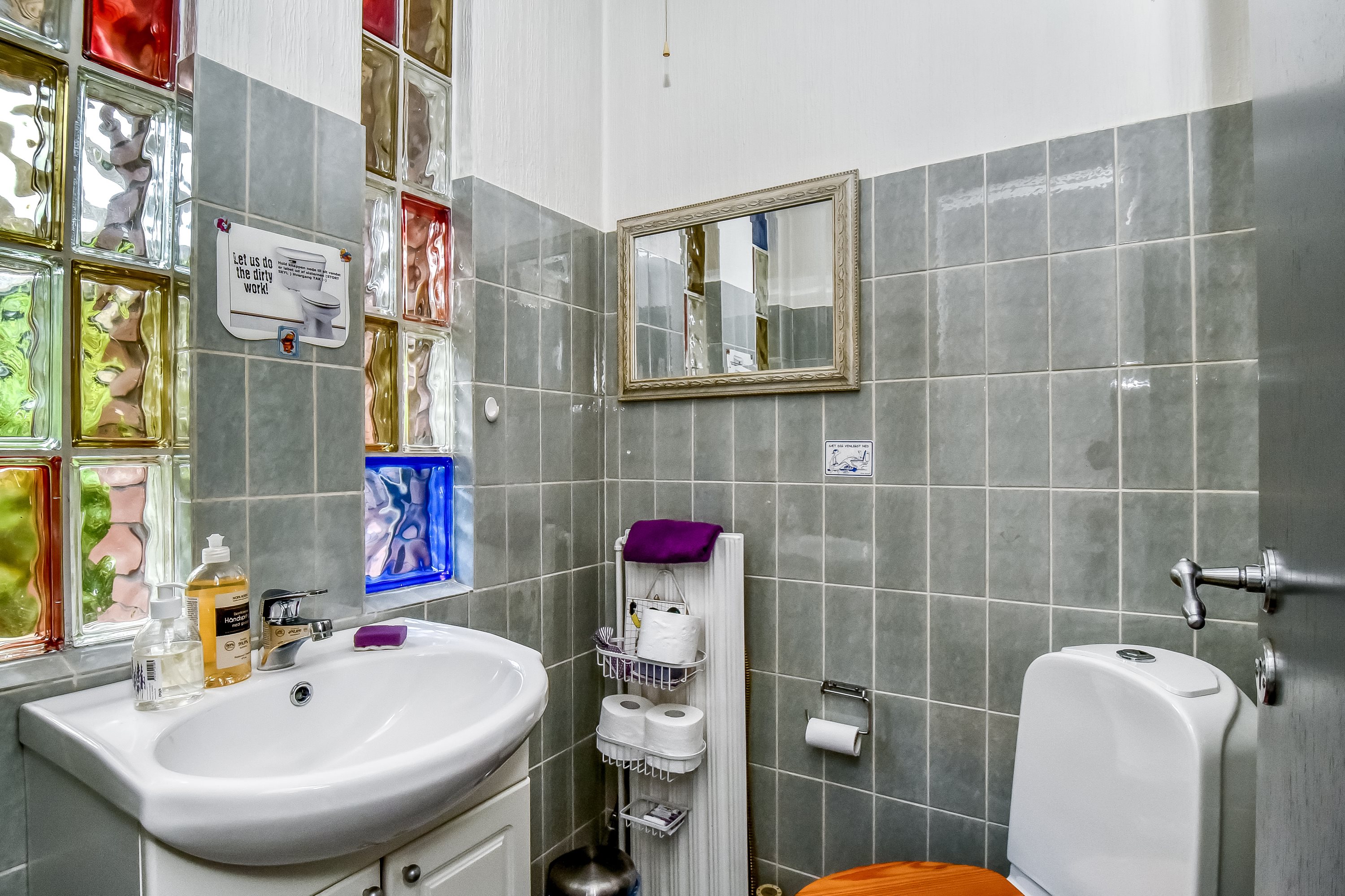 Fremhævet gæstetoilet billede i fuldskærmstilstand. Billede af Grønningen 14, Troldhede, 6920 Videbæk