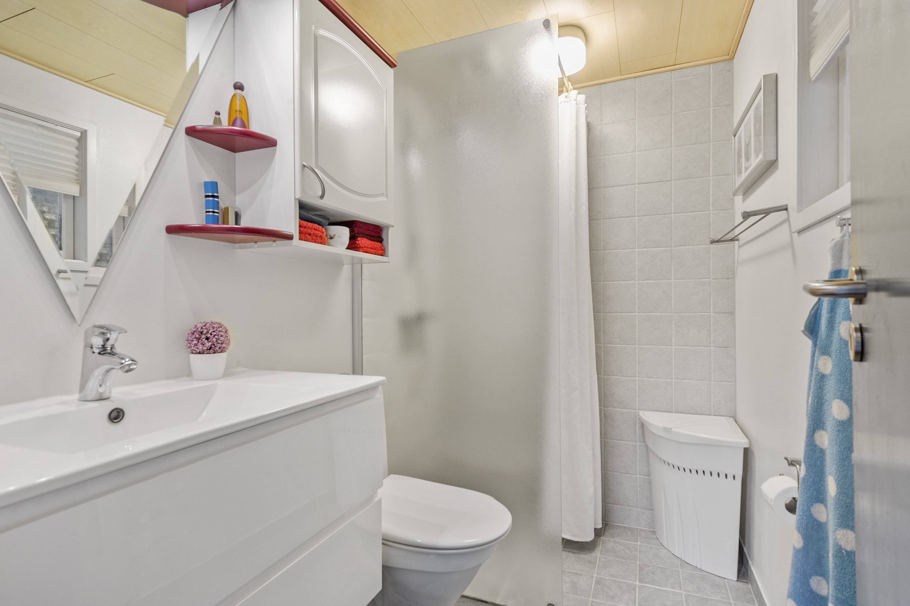 Fremhævet toilet billede i fuldskærmstilstand. Billede af Askvænget 3, 8340 Malling