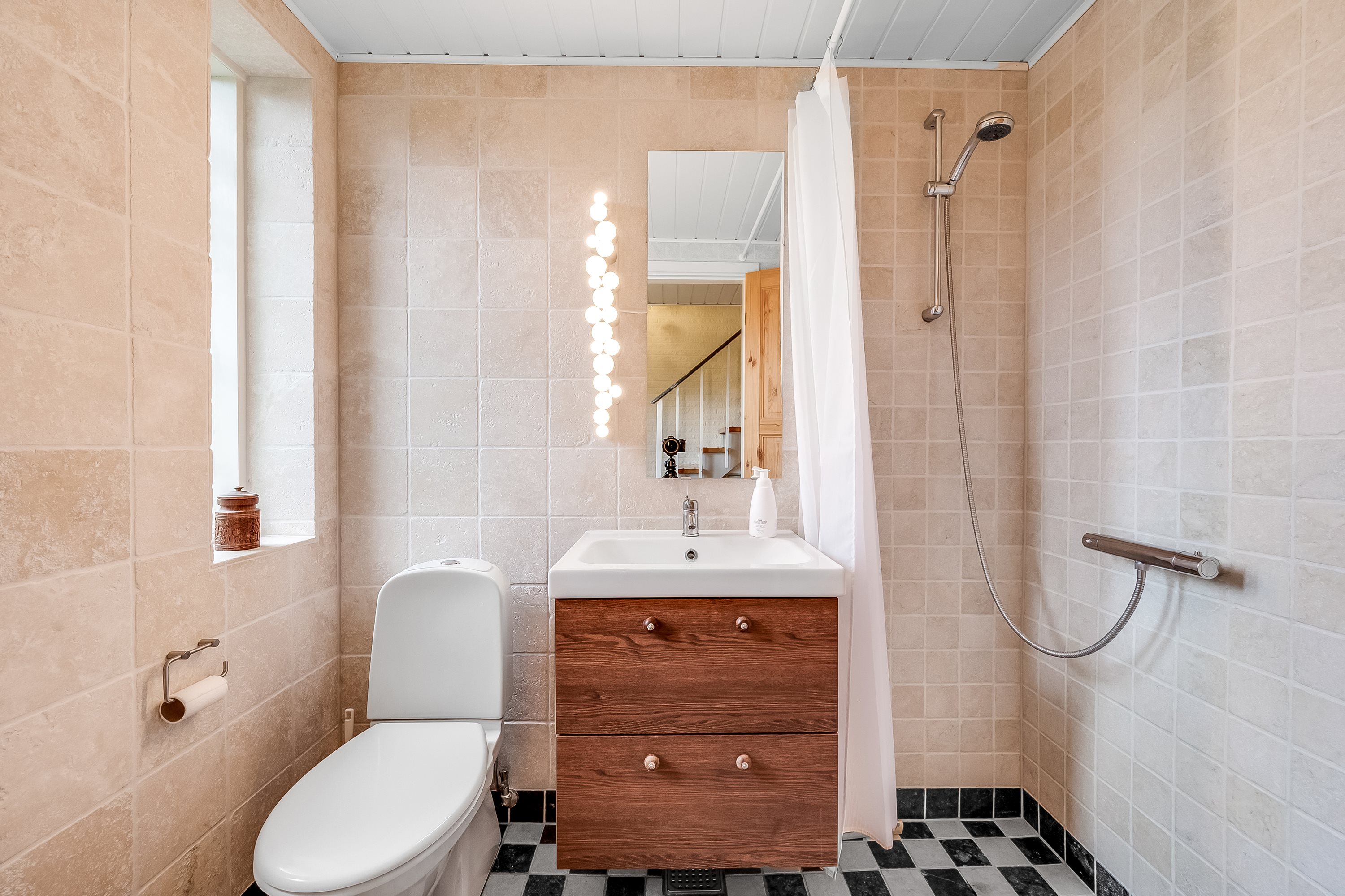 Fremhævet toilet billede i fuldskærmstilstand. Billede af Liljealle 13, 6920 Videbæk