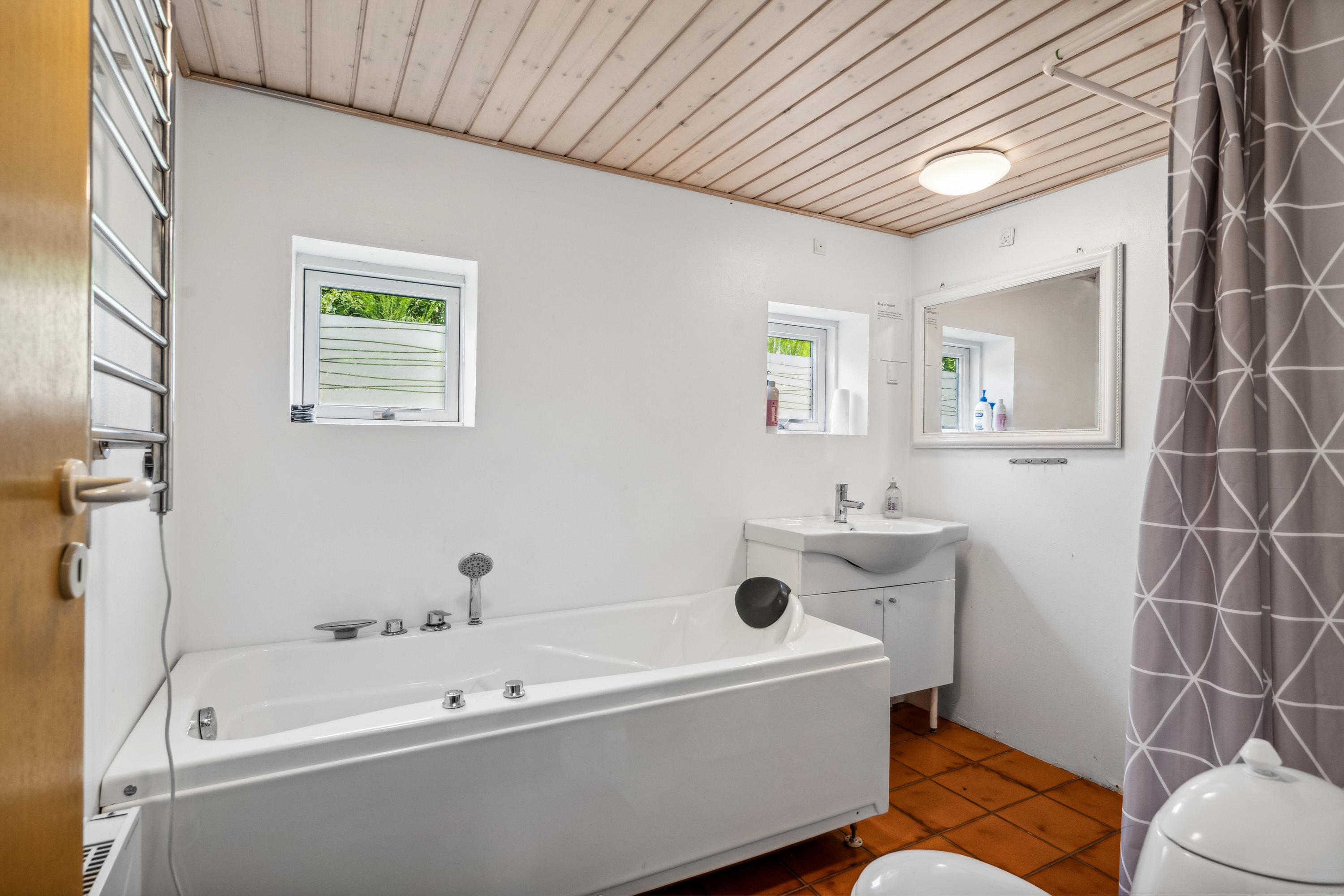 Fremhævet badeværelse billede i fuldskærmstilstand. Billede af Højvangen 4, Boeslum Bakker , 8400 Ebeltoft