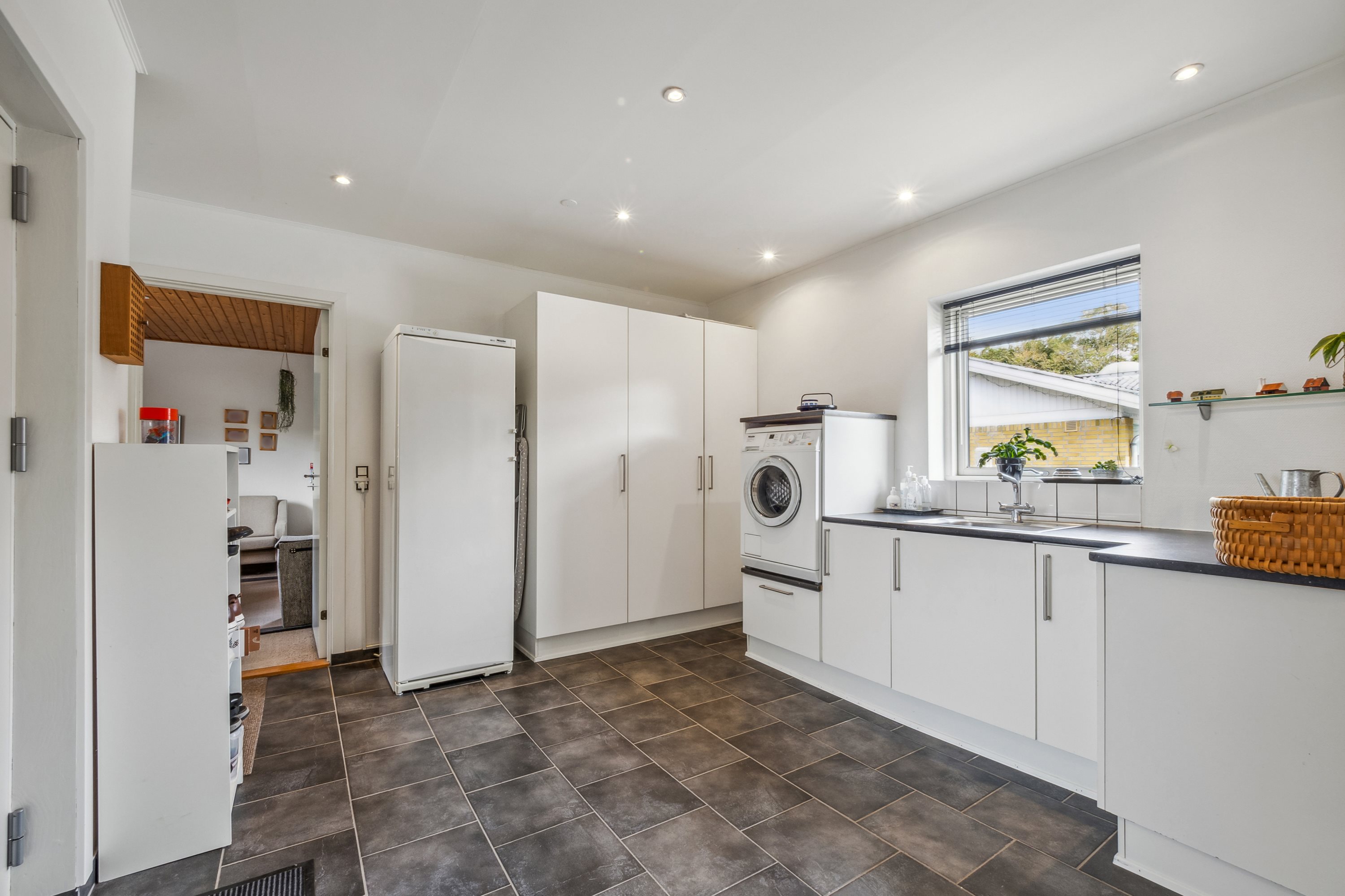 Fremhævet køkken billede i fuldskærmstilstand. Billede af Skovkrogen 2, Vejerslev, 7980 Vils