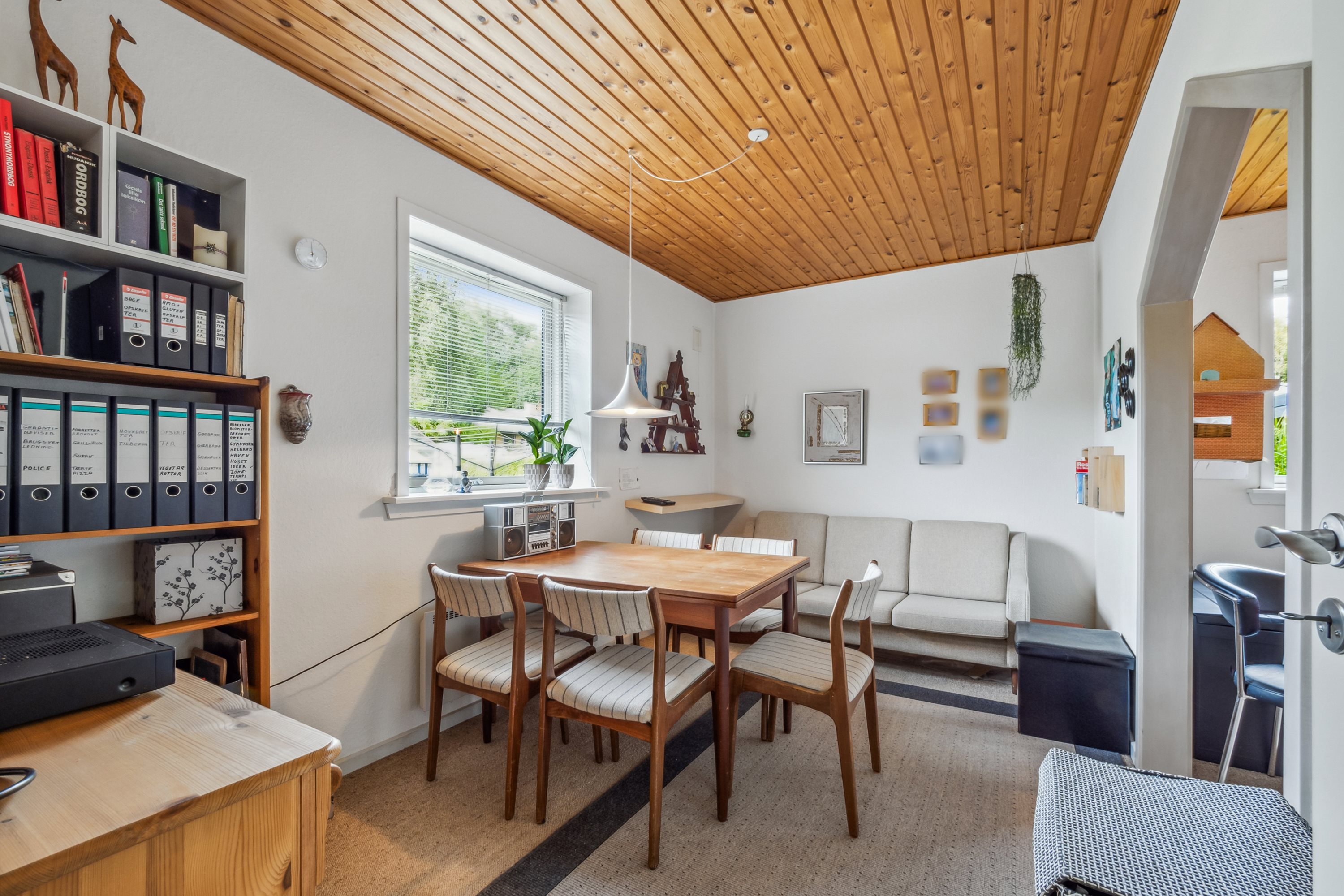 Fremhævet stue billede i fuldskærmstilstand. Billede af Skovkrogen 2, Vejerslev, 7980 Vils