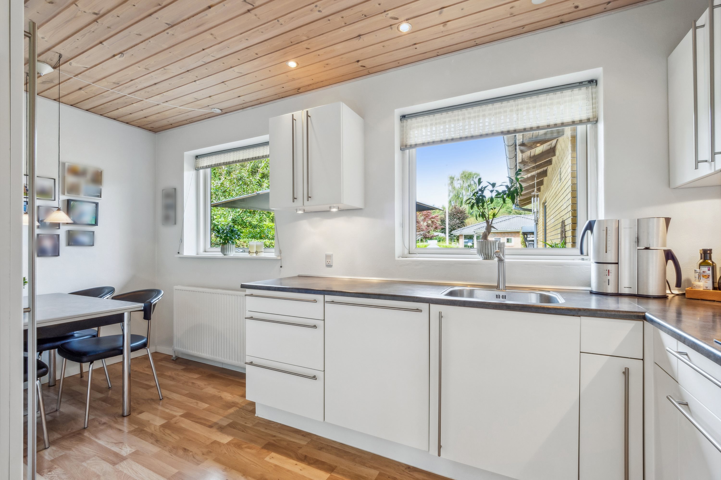 Fremhævet køkken billede i fuldskærmstilstand. Billede af Skovkrogen 2, Vejerslev, 7980 Vils