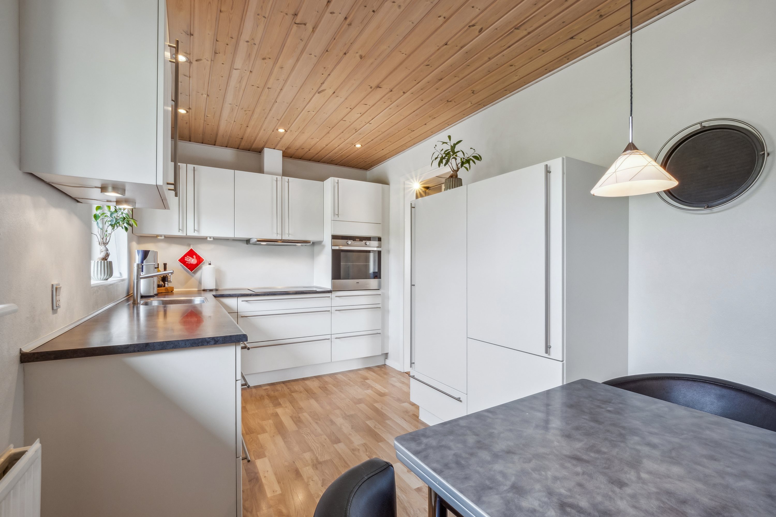 Fremhævet køkken billede i fuldskærmstilstand. Billede af Skovkrogen 2, Vejerslev, 7980 Vils