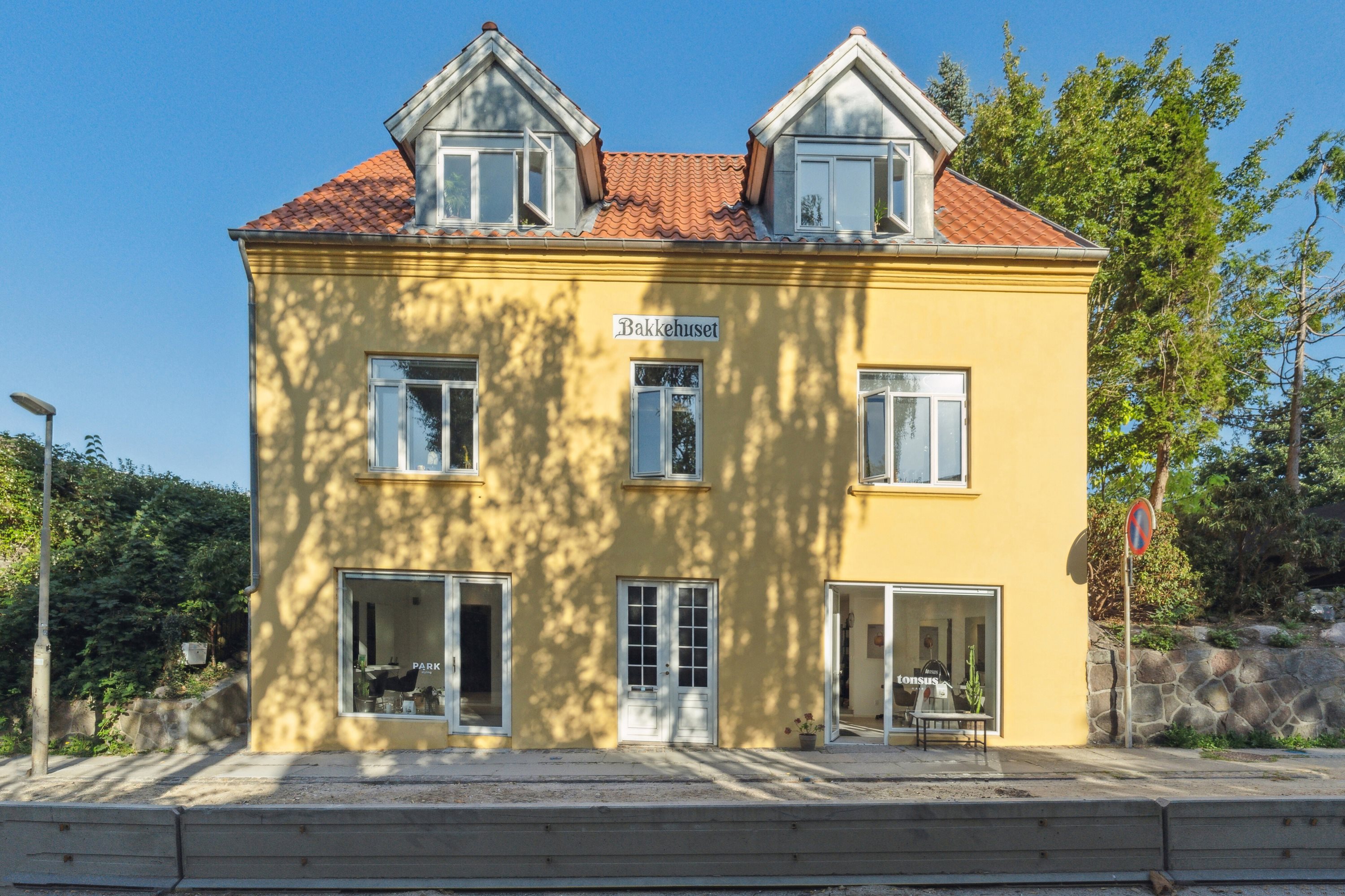 Miniaturebillede 1: set fra vejen. Billede af Gammel Lundtoftevej 11, 2., 2800 Kongens Lyngby