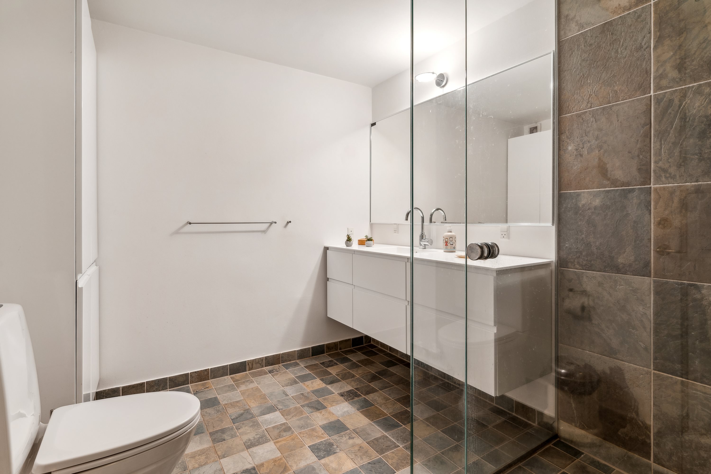 Fremhævet badeværelse billede i fuldskærmstilstand. Billede af Skrænten 8, 8240 Risskov