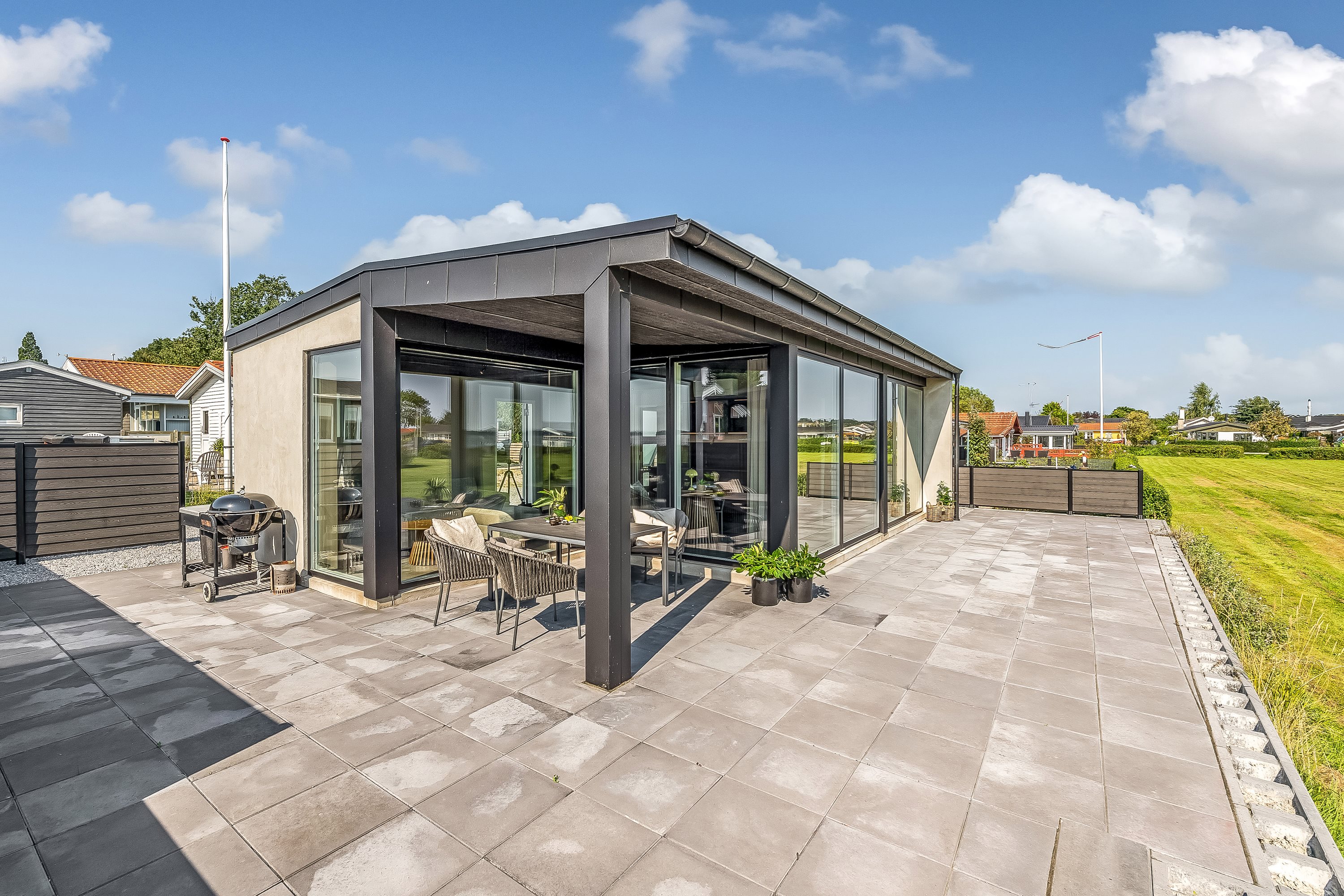 Fremhævet terrasse billede i fuldskærmstilstand. Billede af Strandlysthuse 75, 5330 Munkebo